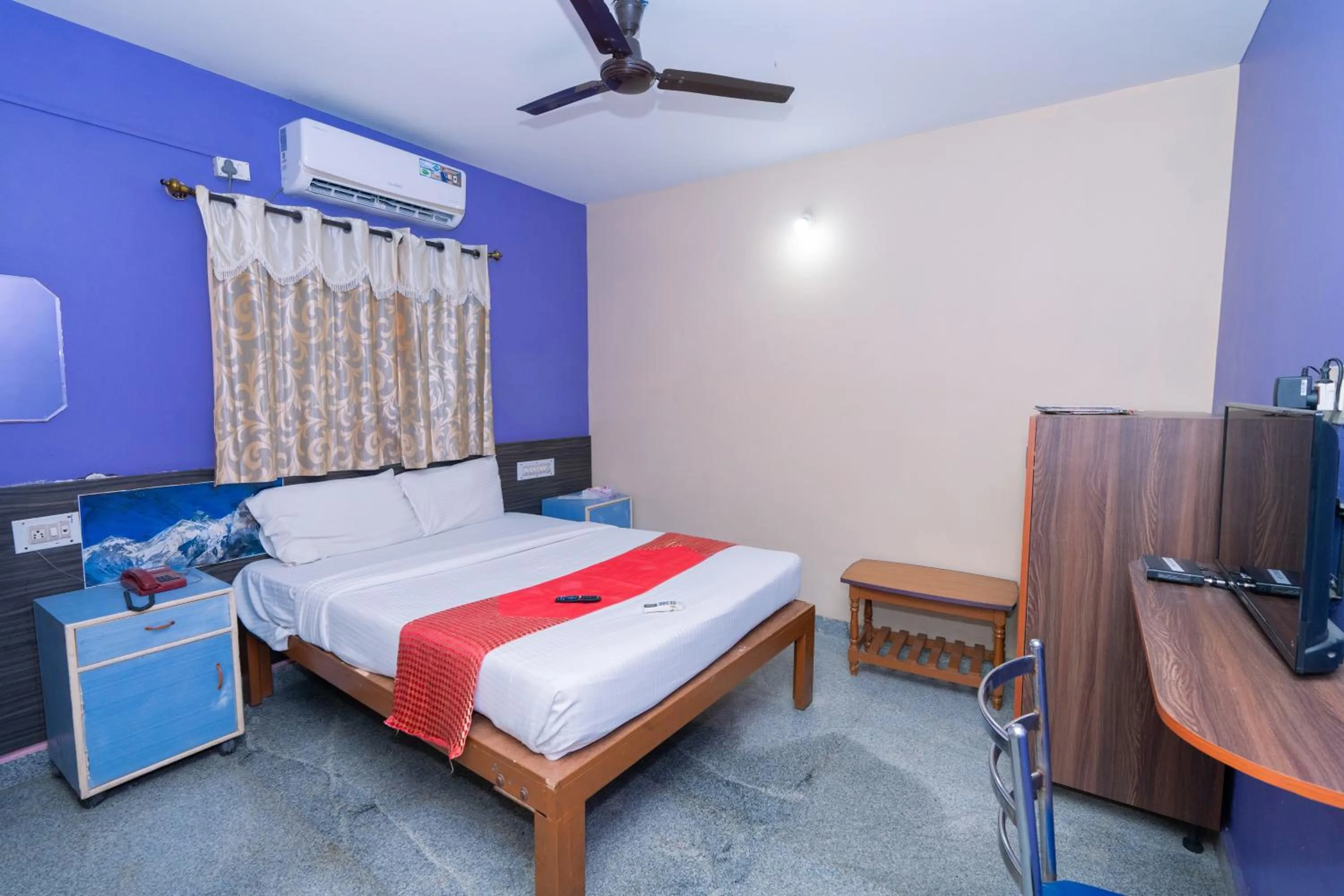 TV and multimedia, Bed in Hotel Natasha Regency Bangalore Airport