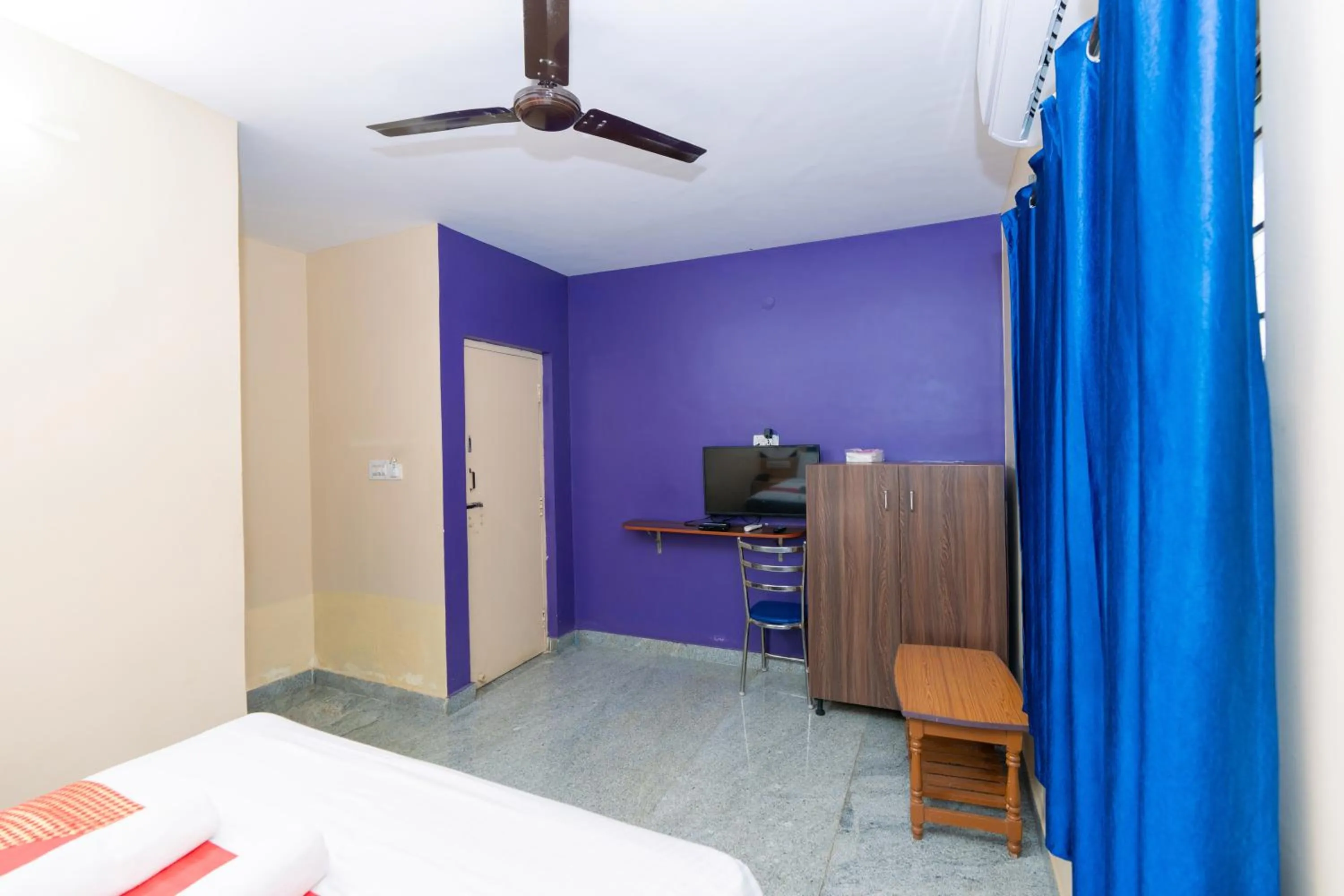 TV and multimedia, Bed in Hotel Natasha Regency Bangalore Airport