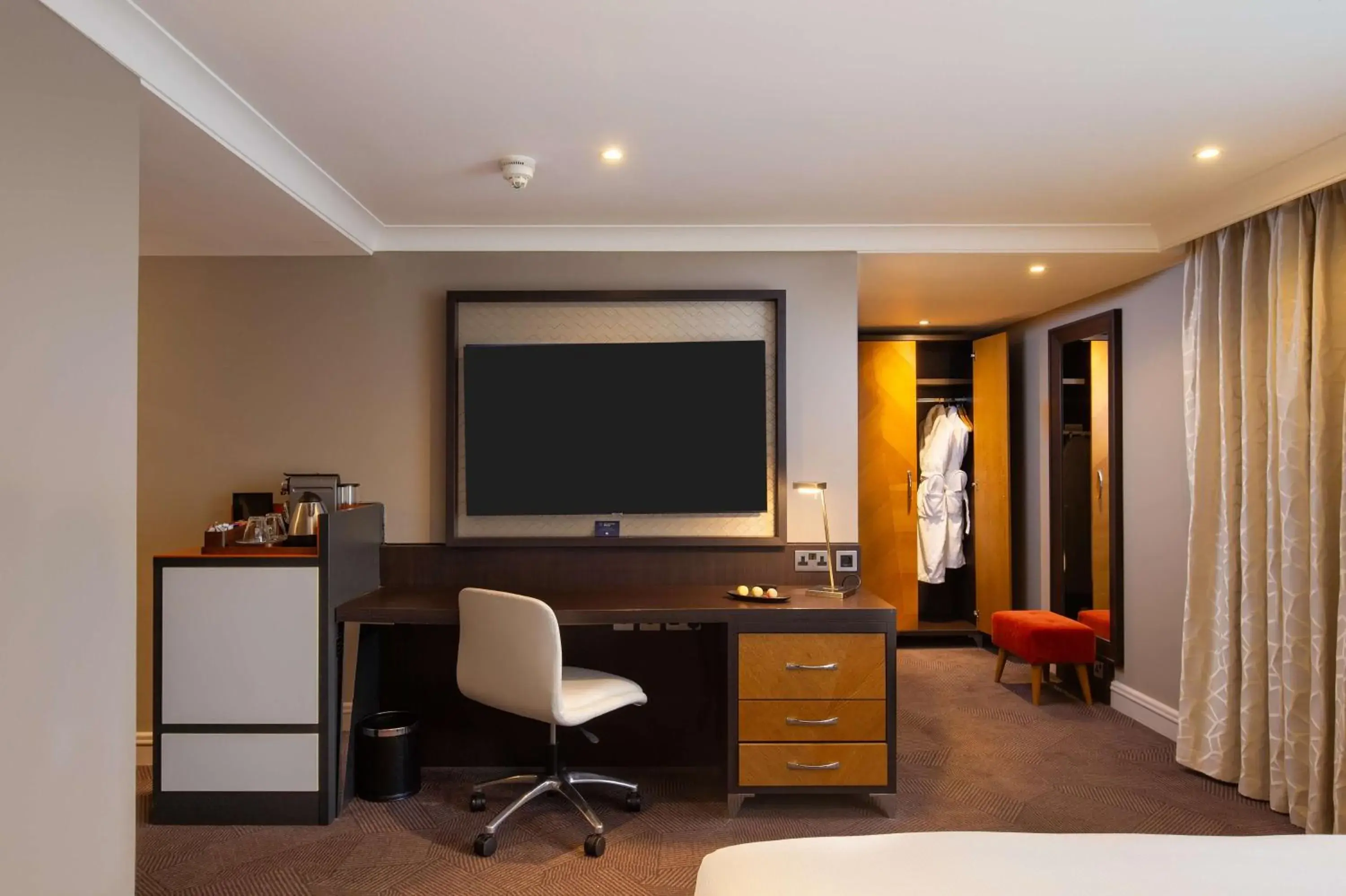 Junior Queen Suite in DoubleTree by Hilton London Ealing Junior Queen Suite in DoubleTree by Hilton London Ealing