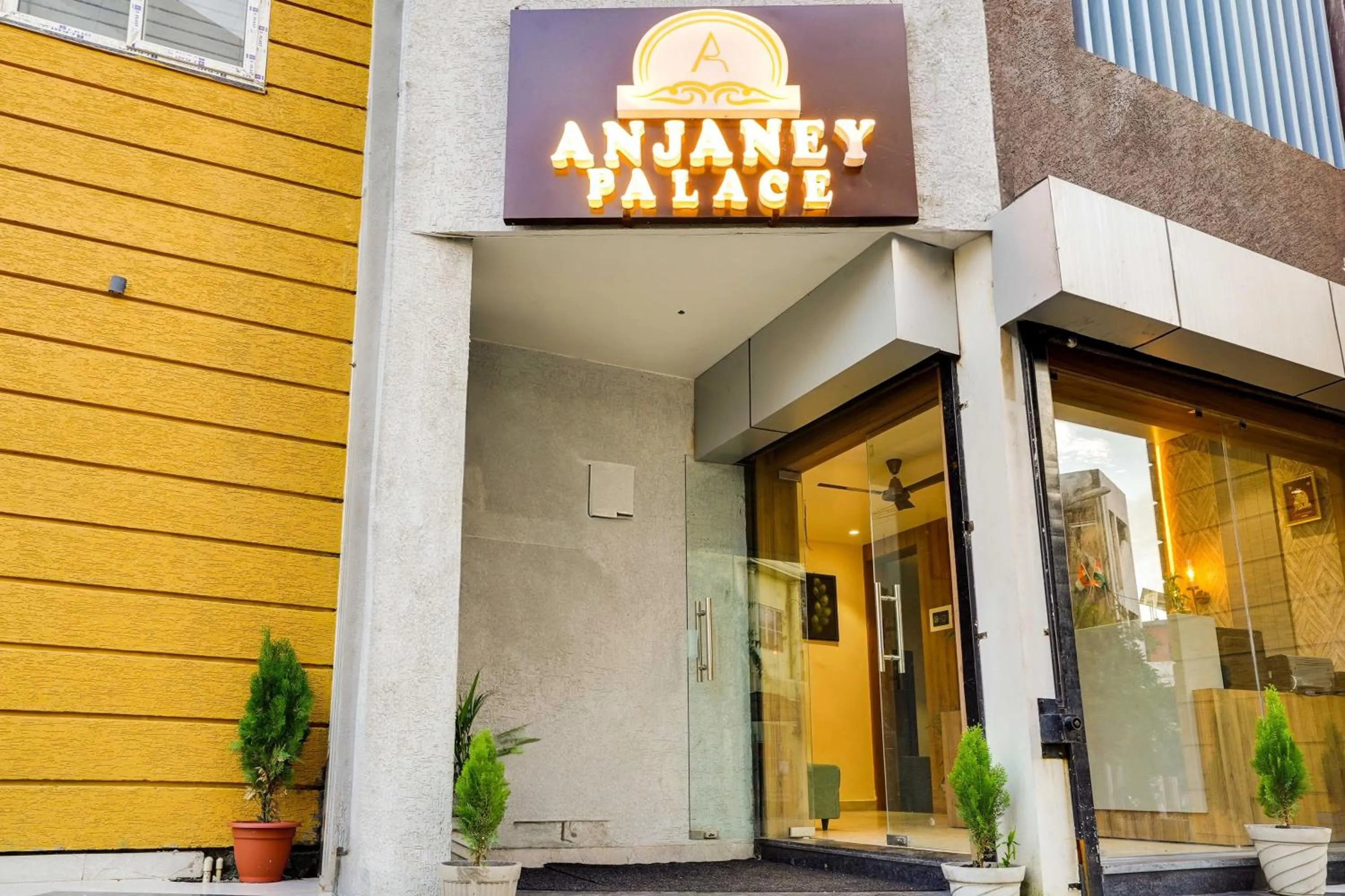 Facade/entrance in Super HOTEL O ANJANEY PALACE