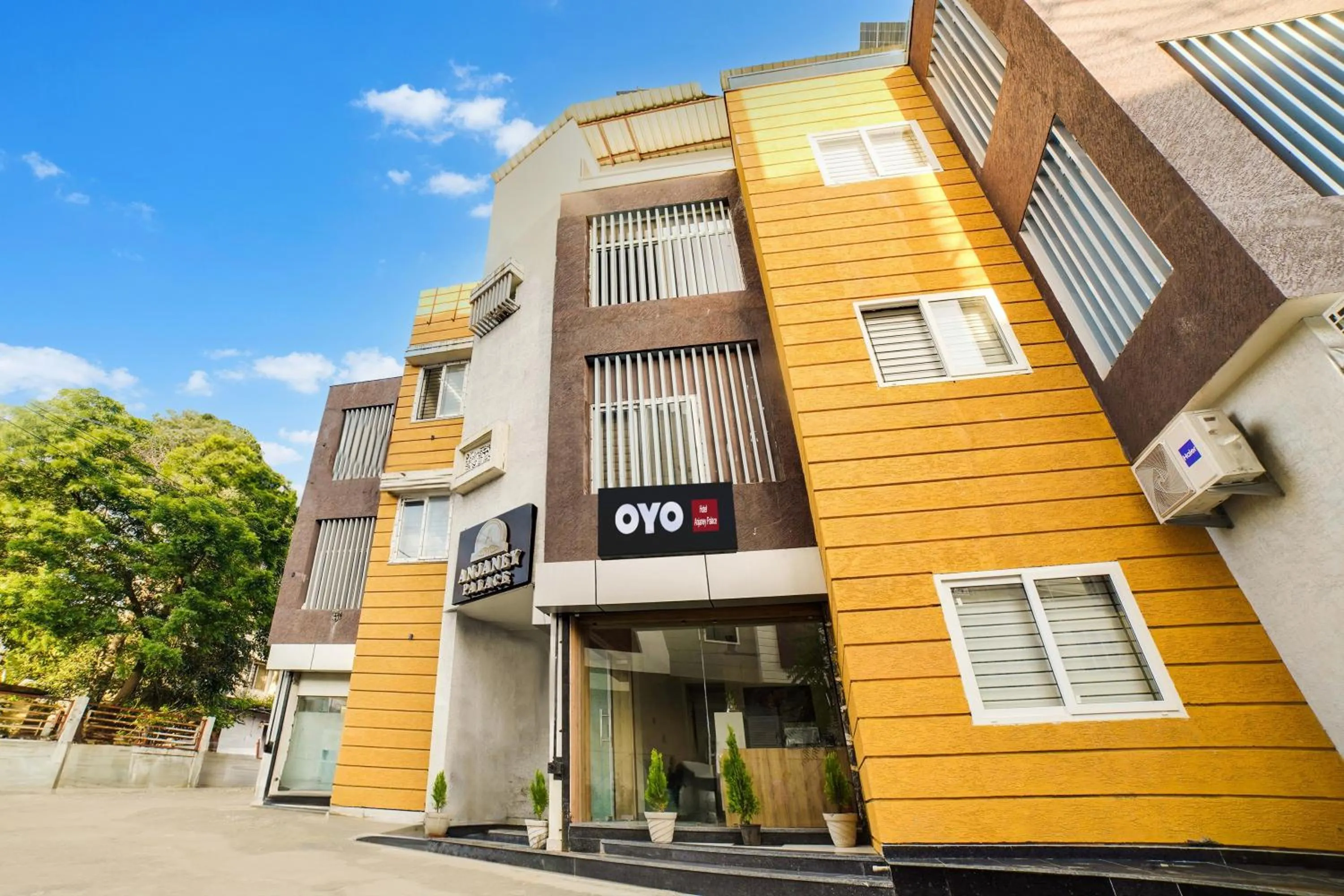 Facade/entrance in Super HOTEL O ANJANEY PALACE