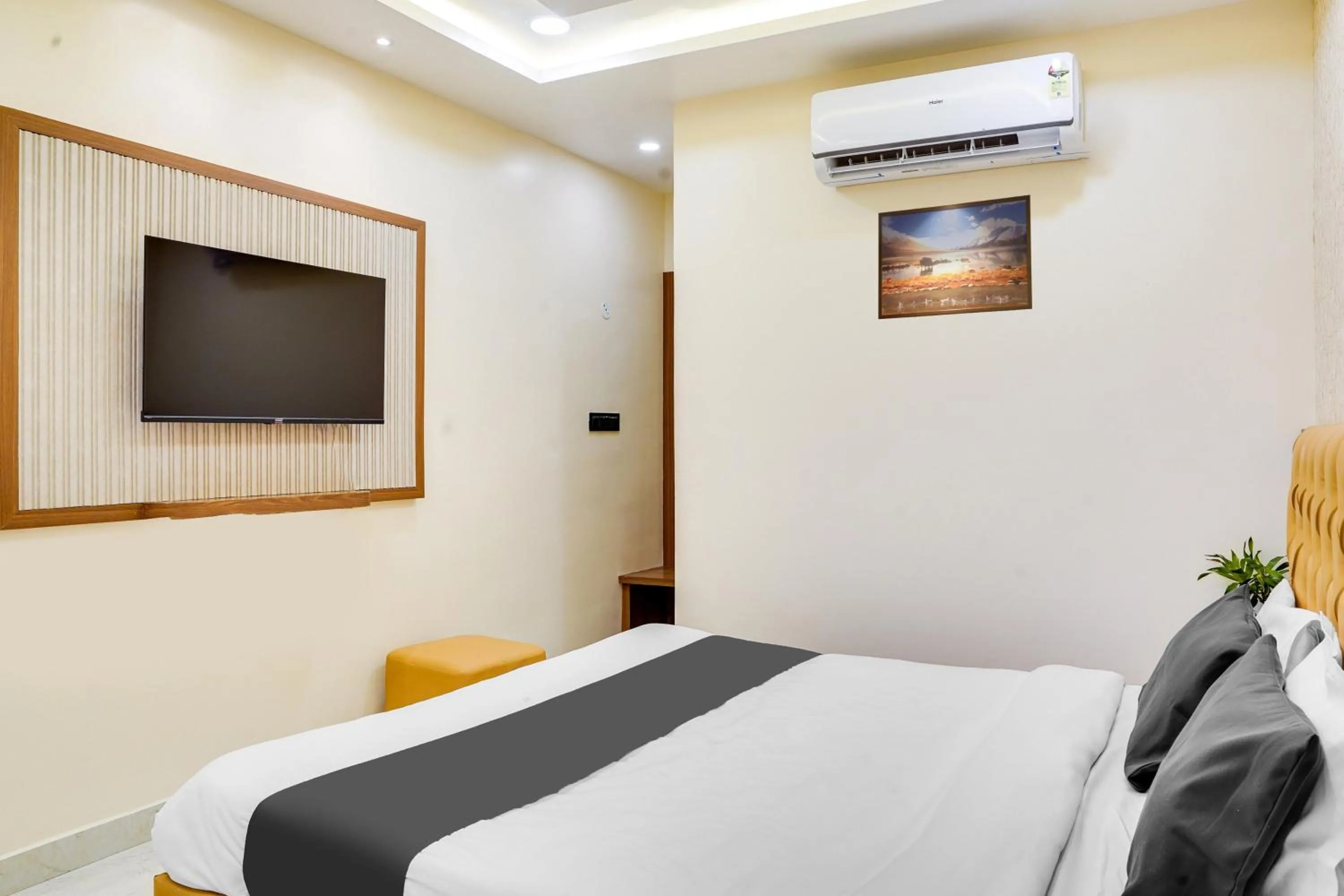 Bedroom, Bed in Super HOTEL O ANJANEY PALACE