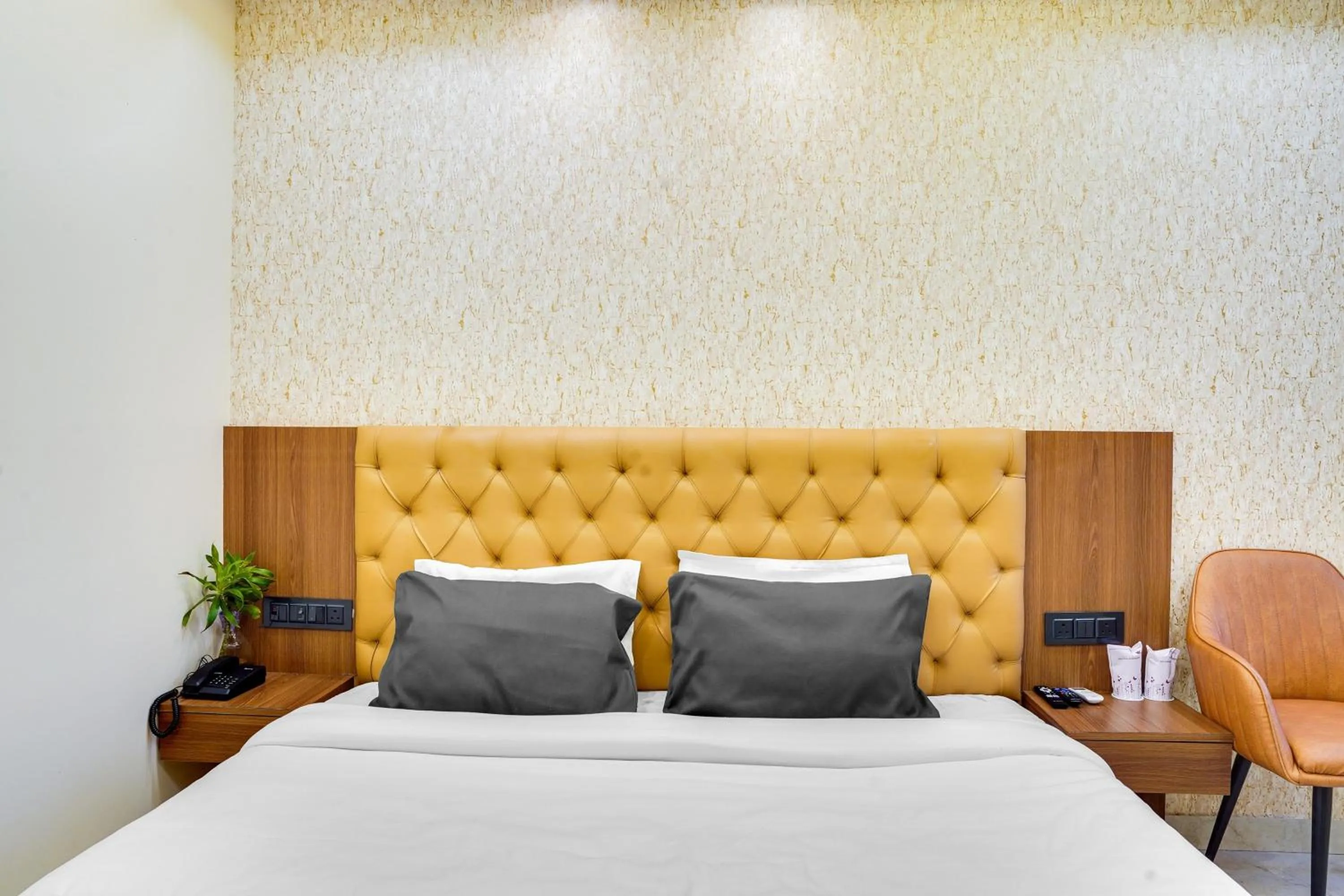 Bedroom, Bed in Super HOTEL O ANJANEY PALACE