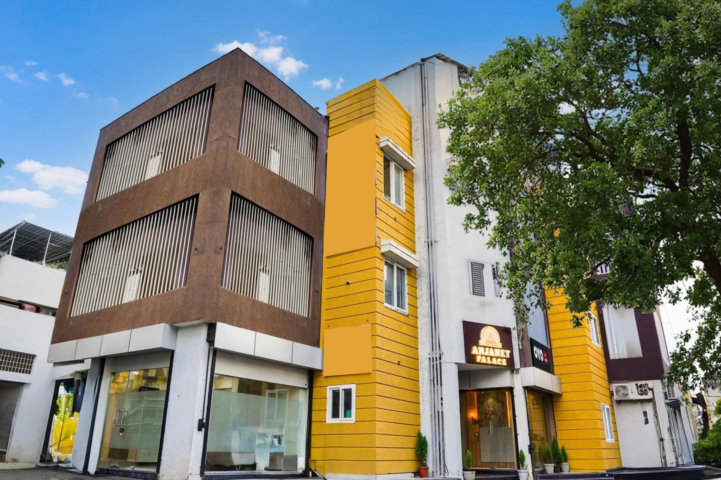 Facade/entrance in Super HOTEL O ANJANEY PALACE