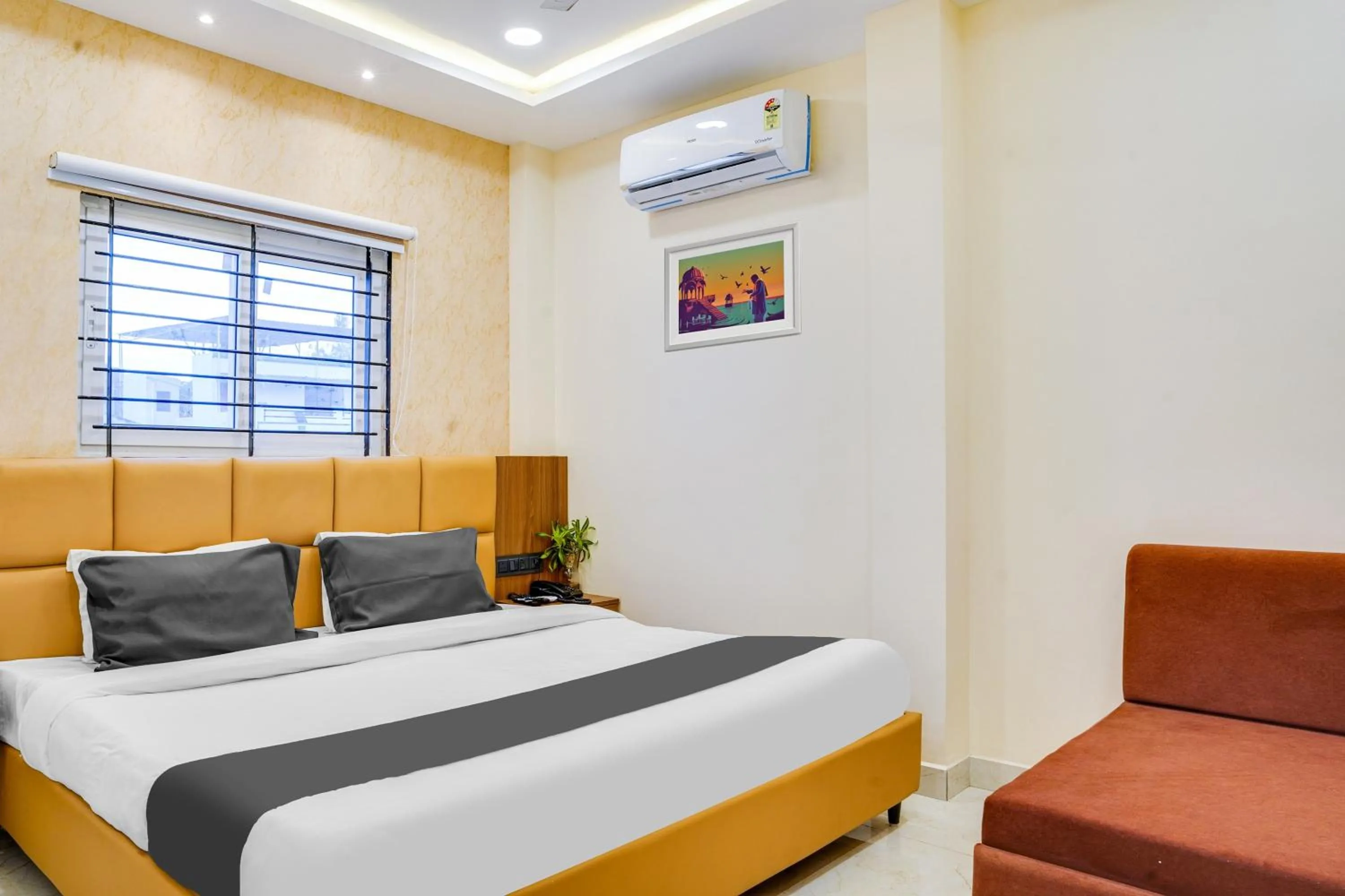 Facade/entrance, Bed in Super HOTEL O ANJANEY PALACE