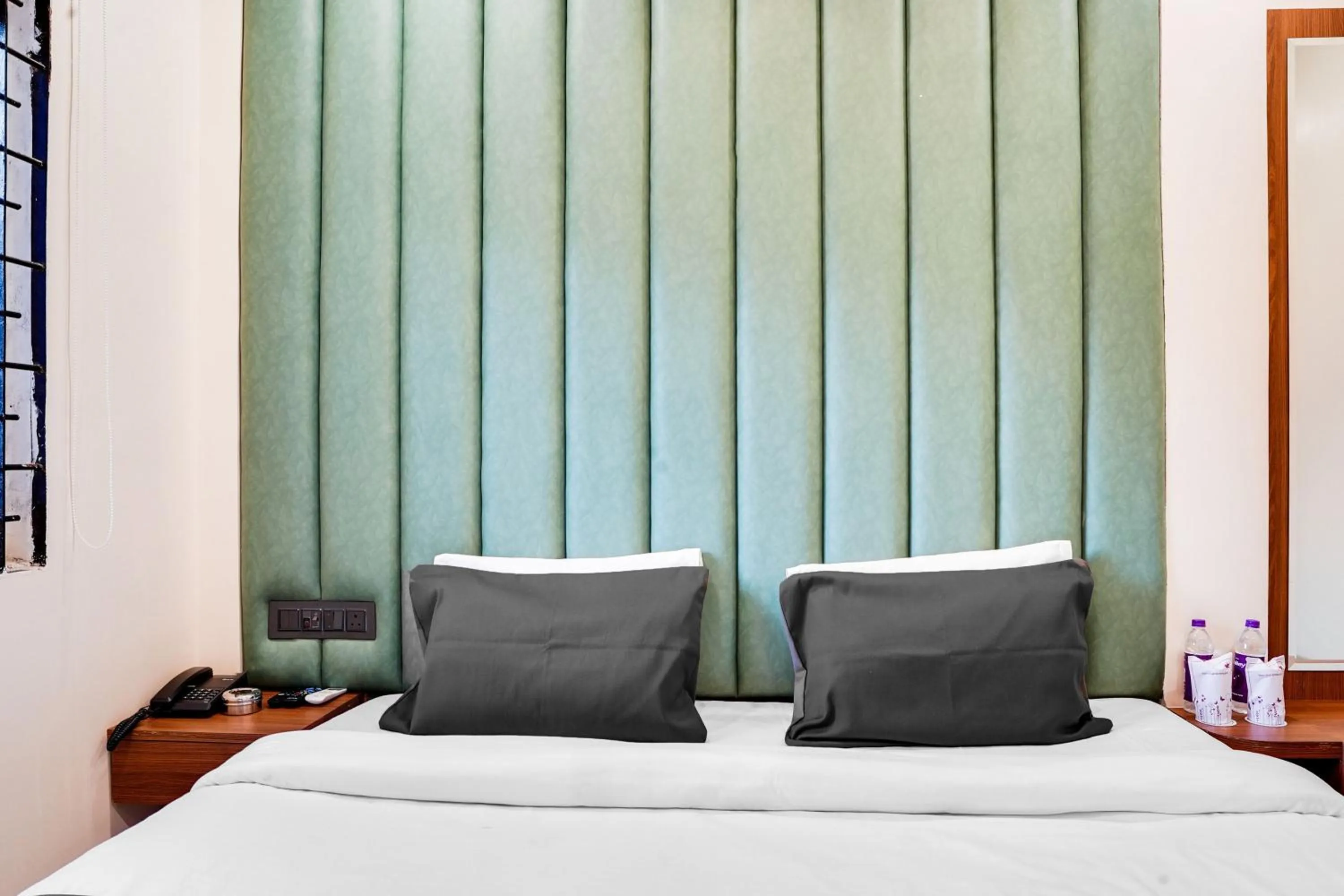 Bedroom, Bed in Super HOTEL O ANJANEY PALACE