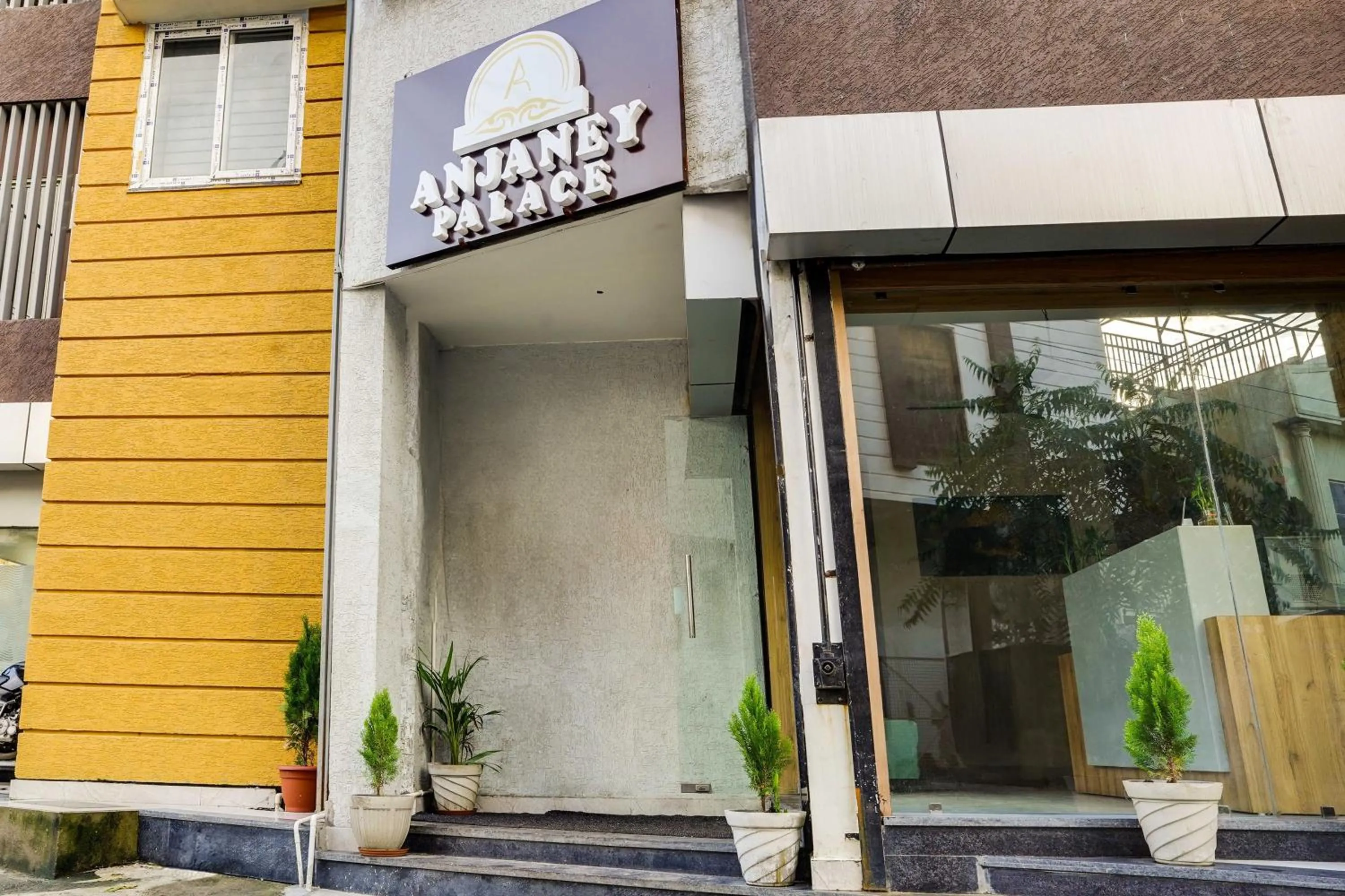 Facade/entrance in Super HOTEL O ANJANEY PALACE