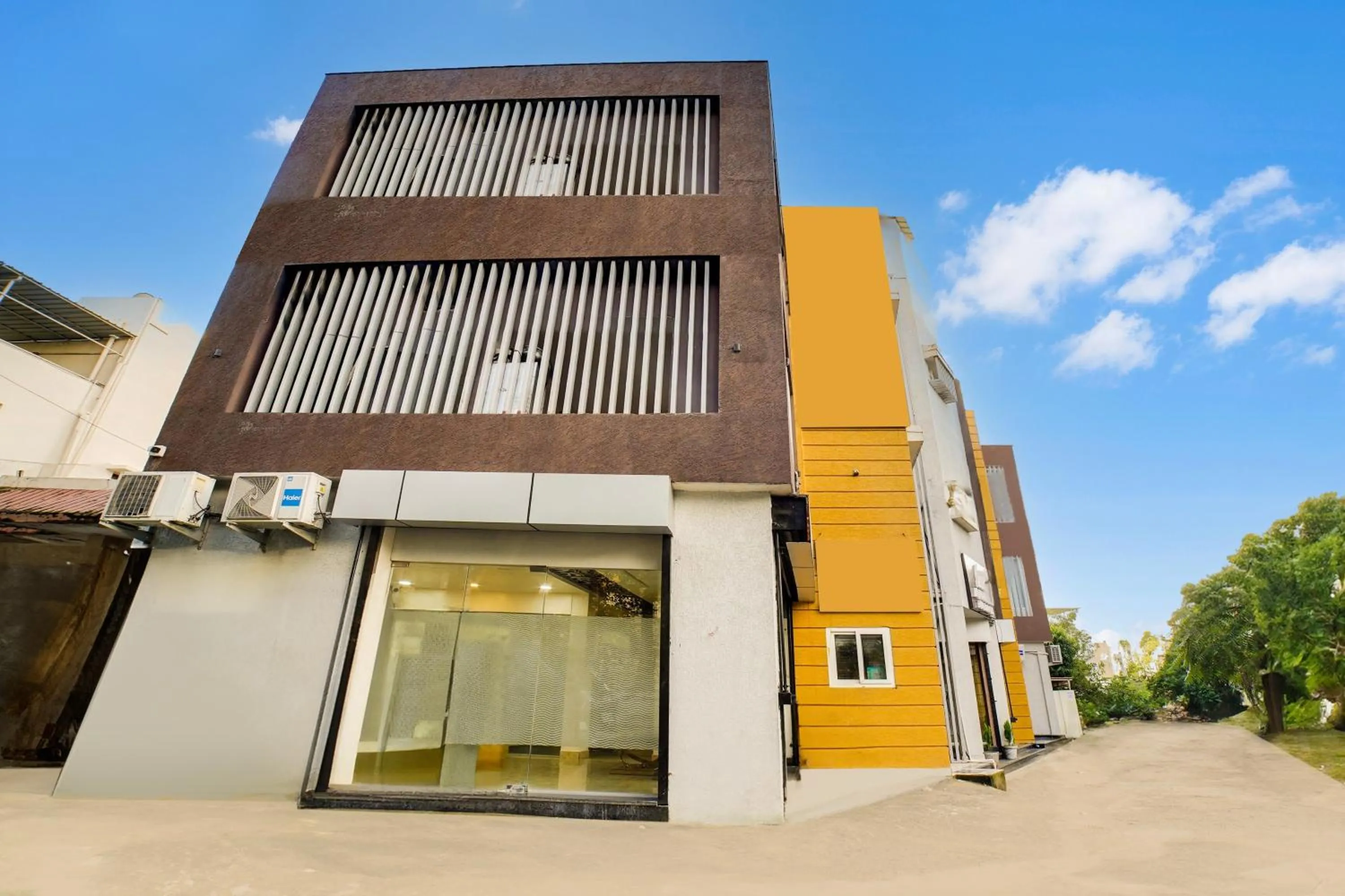 Facade/entrance in Super HOTEL O ANJANEY PALACE