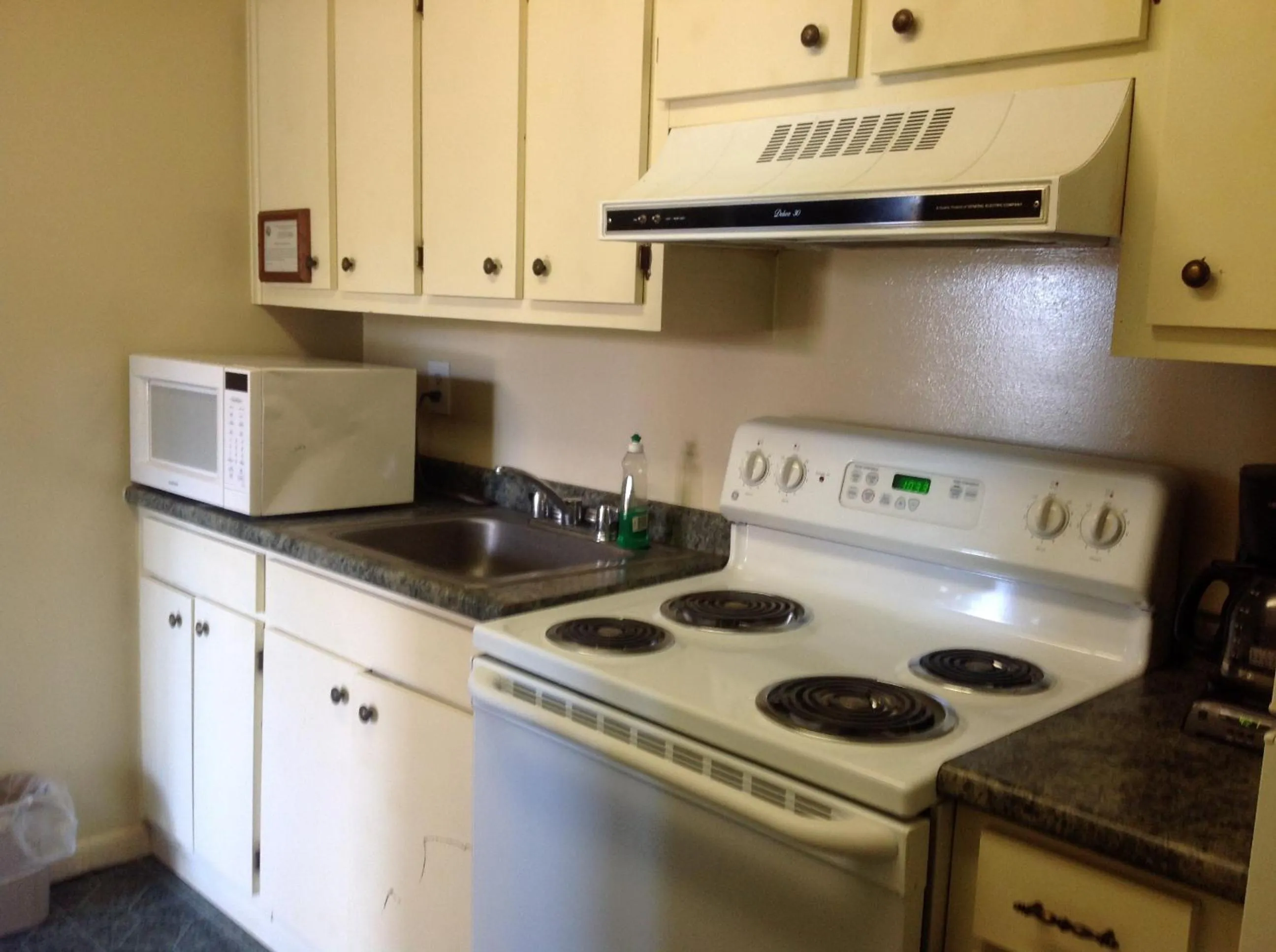 Kitchen or kitchenette, Kitchen/Kitchenette in The Suwannee Gables Motel & Marina