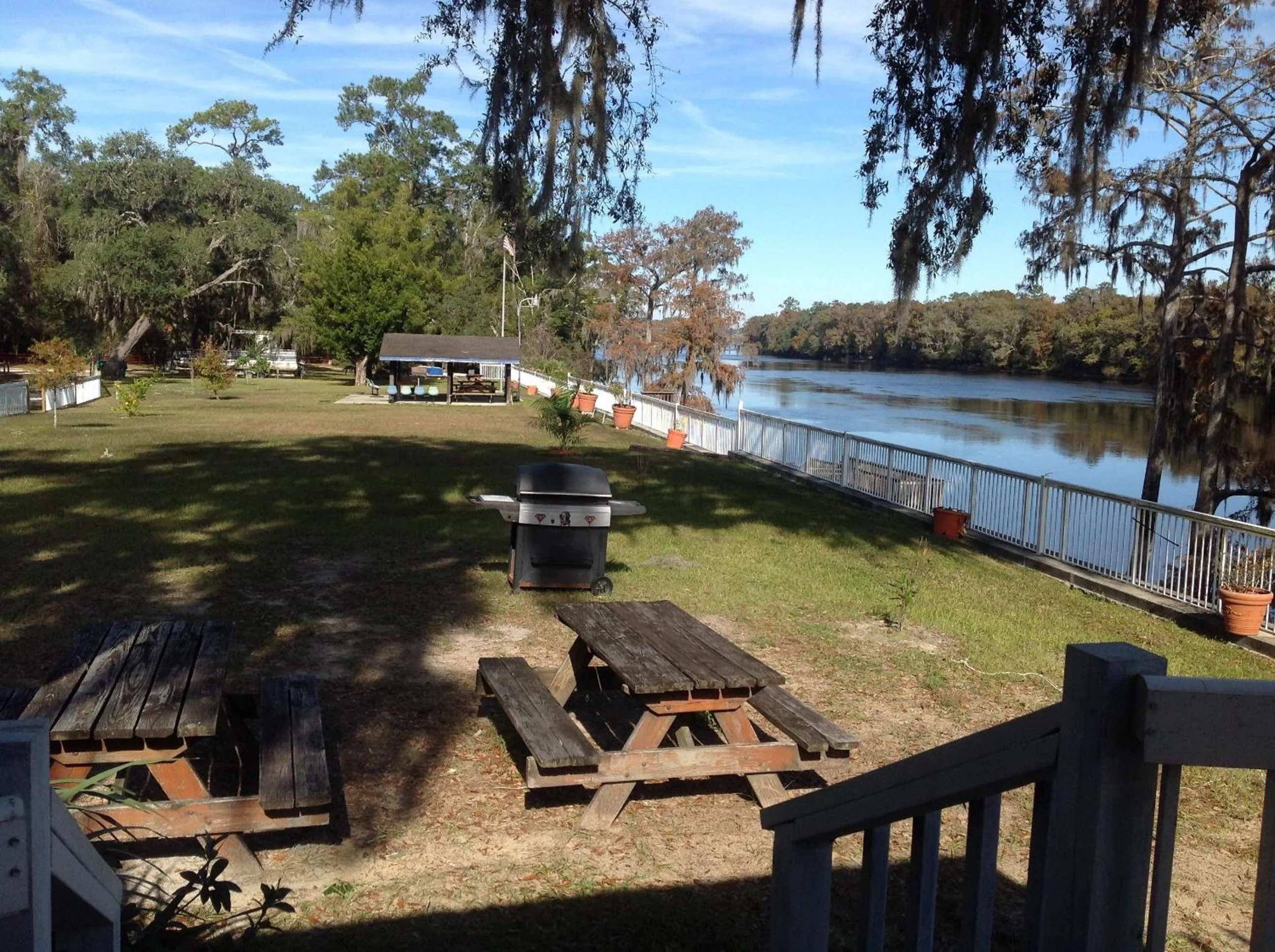 Area and facilities in The Suwannee Gables Motel & Marina