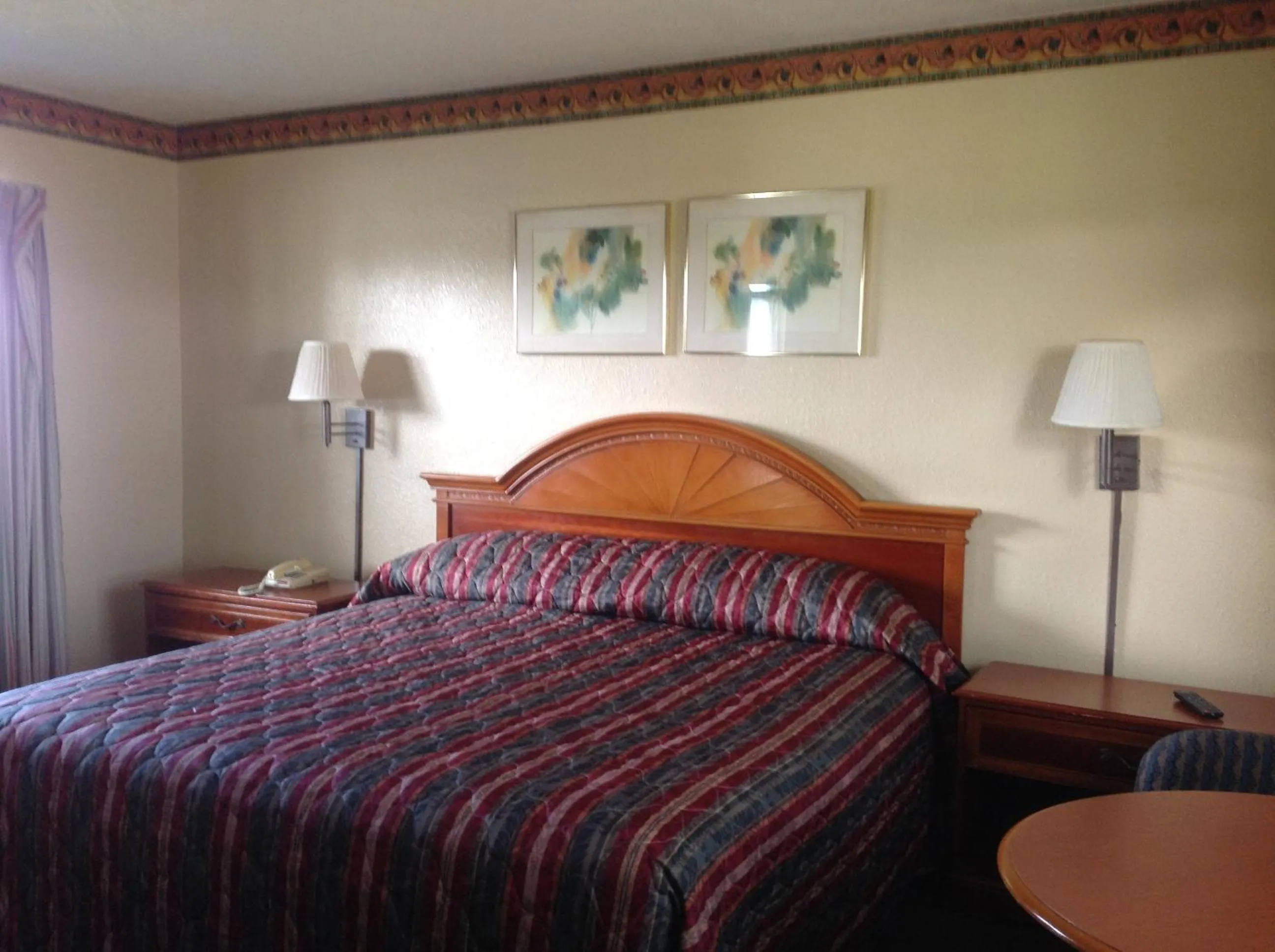 Bed in The Suwannee Gables Motel & Marina