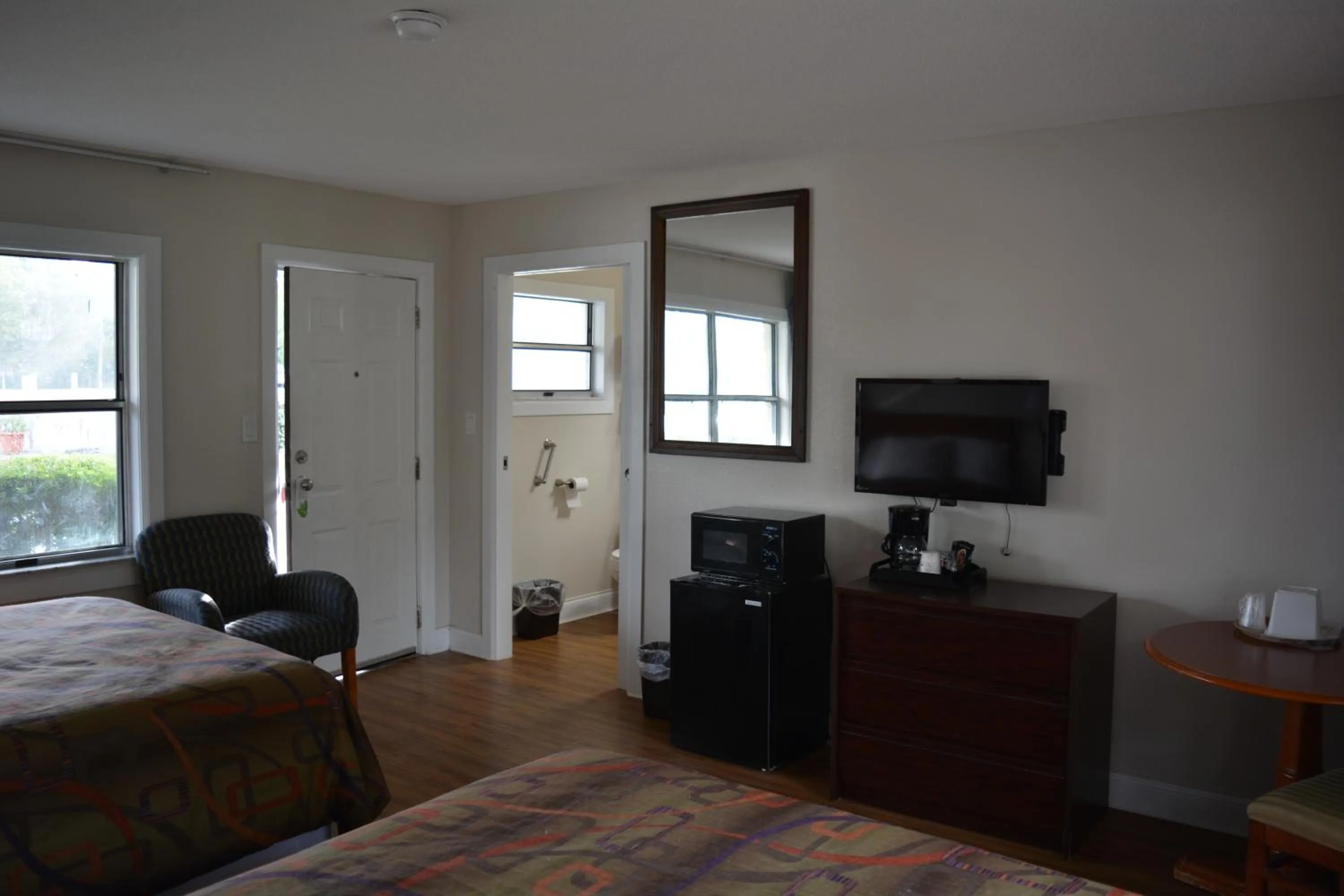 TV/Entertainment Center in The Suwannee Gables Motel & Marina