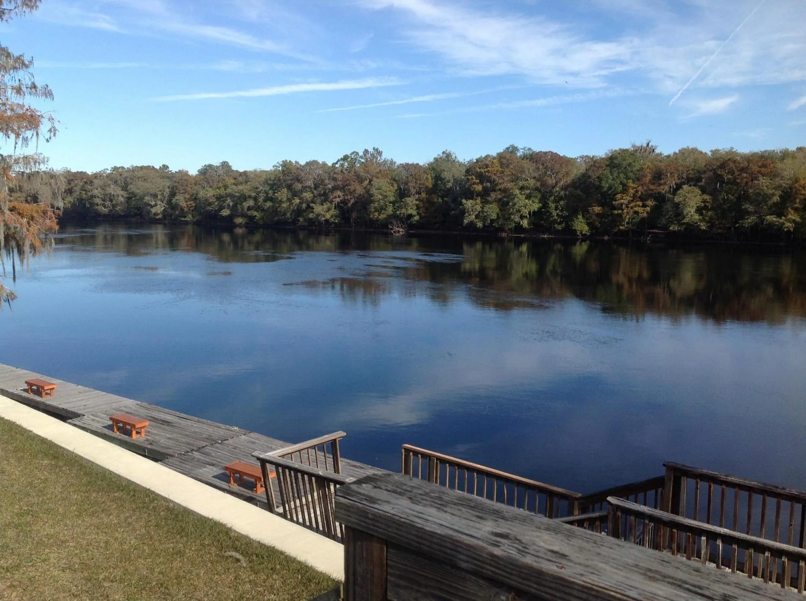 River view, Lake View in The Suwannee Gables Motel & Marina
