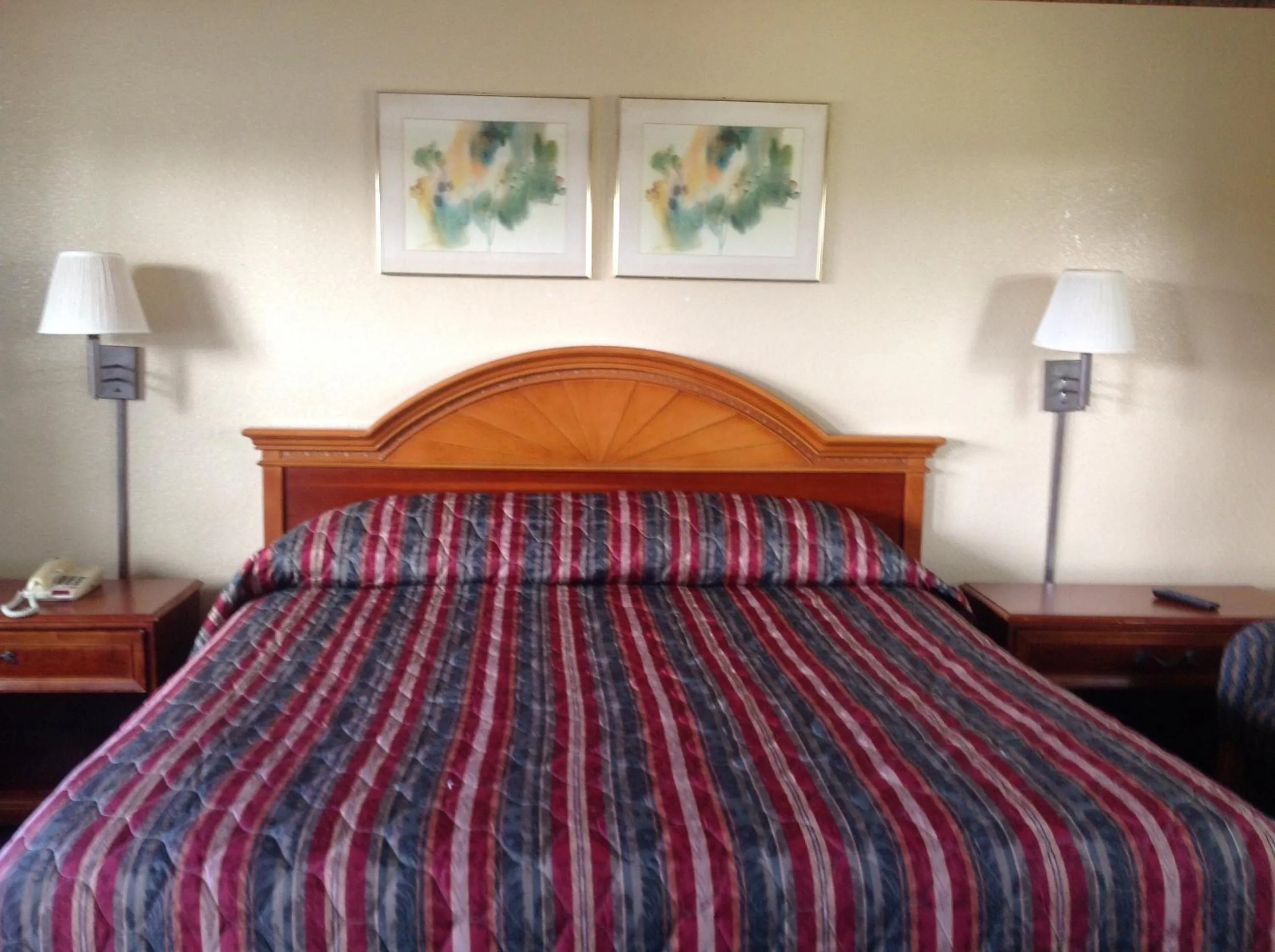Bed in The Suwannee Gables Motel & Marina