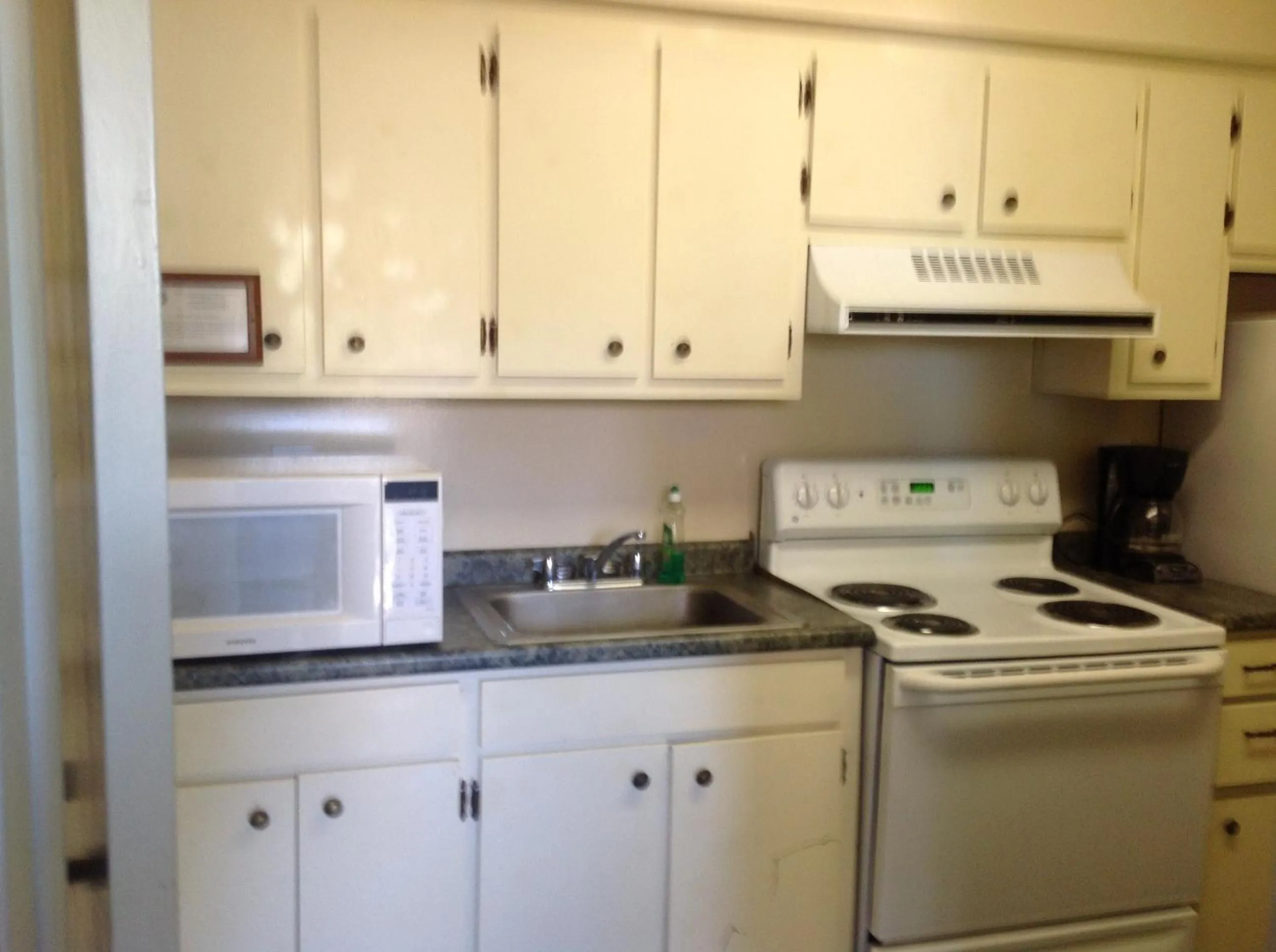 Kitchen or kitchenette, Kitchen/Kitchenette in The Suwannee Gables Motel & Marina