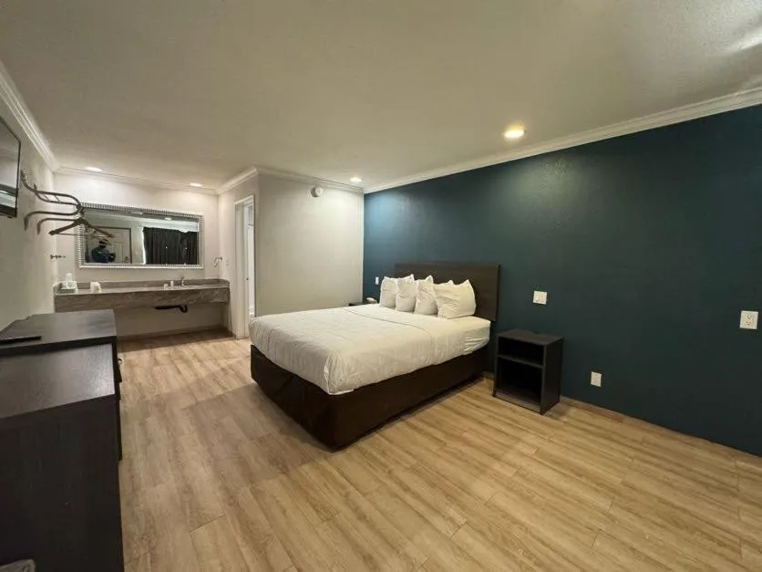 Baymont by Wyndham Bakersfield