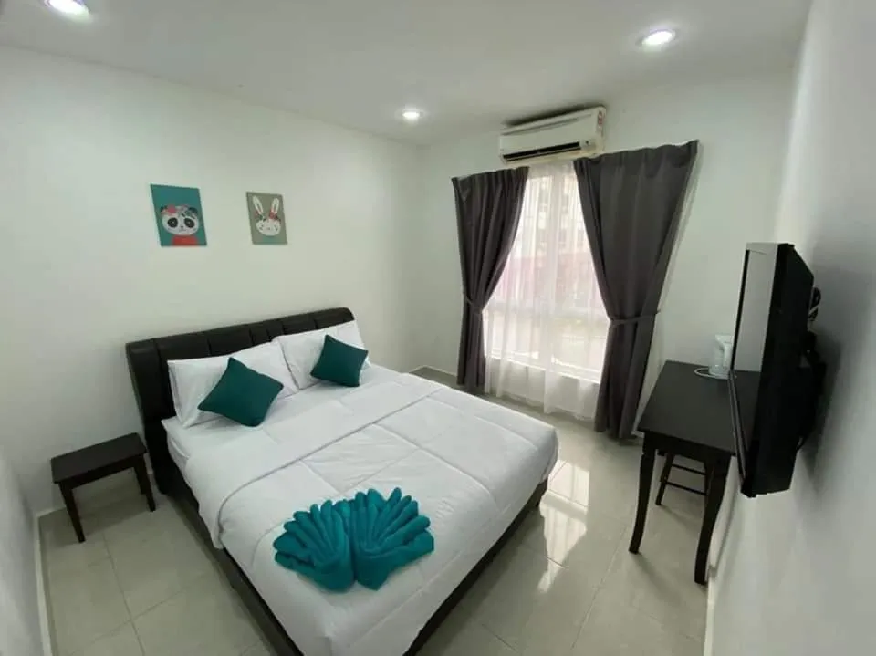 Communal lounge/ TV room, Bed in Hilya Inn