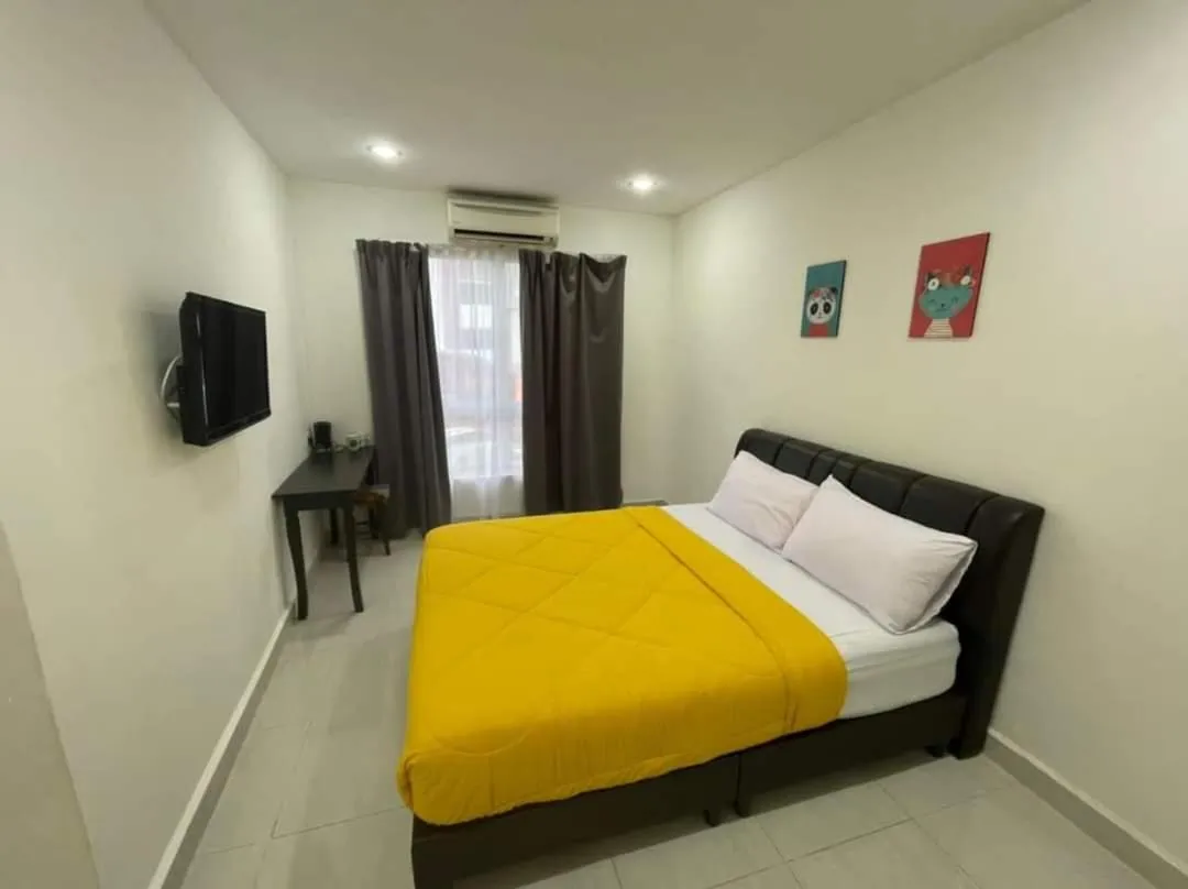 Communal lounge/ TV room, Bed in Hilya Inn