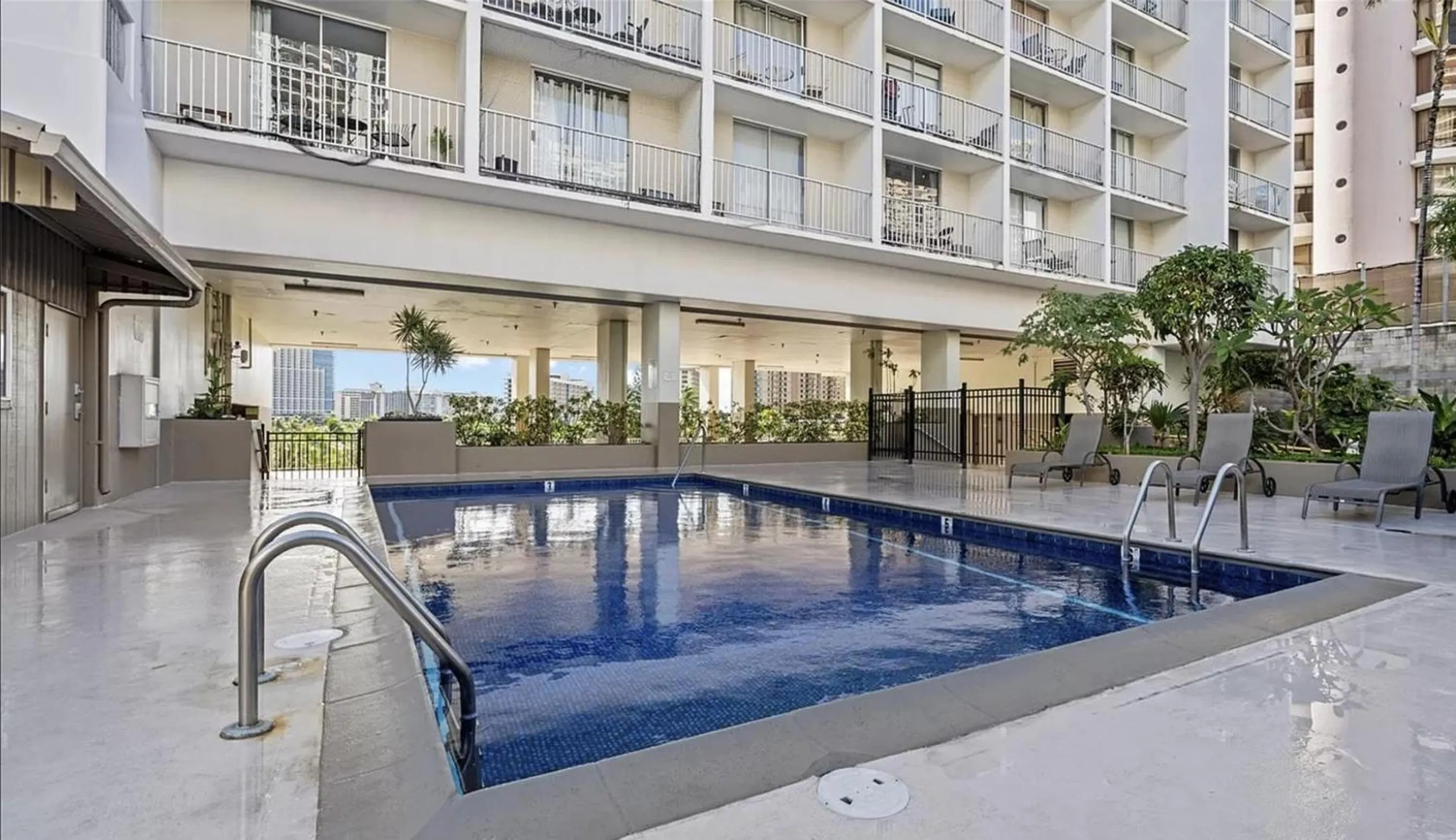 Swimming pool in Gem of Waikiki at Inn on the Park