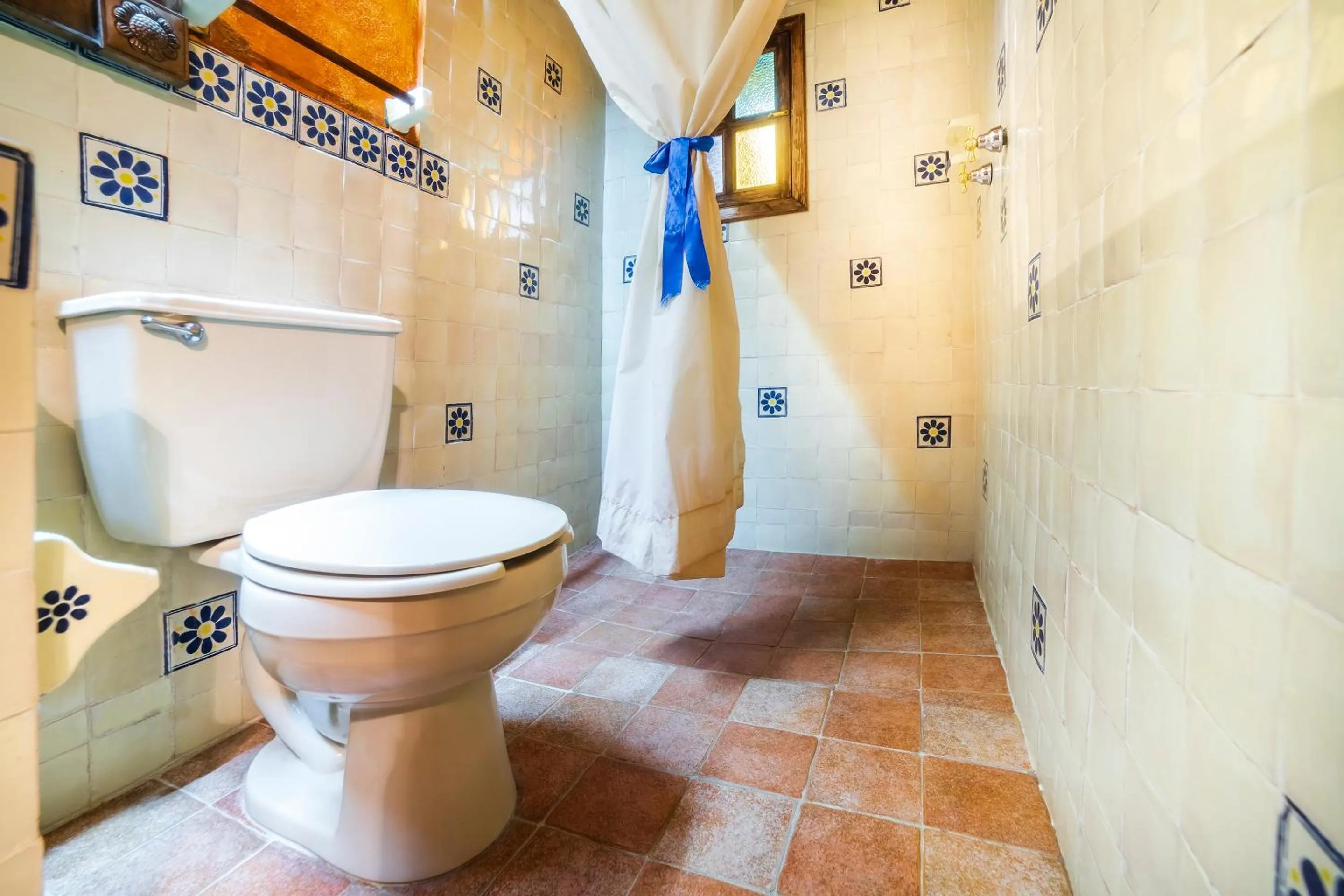 Bathroom in OYO Hotel El Mineral, Tlalpujahua