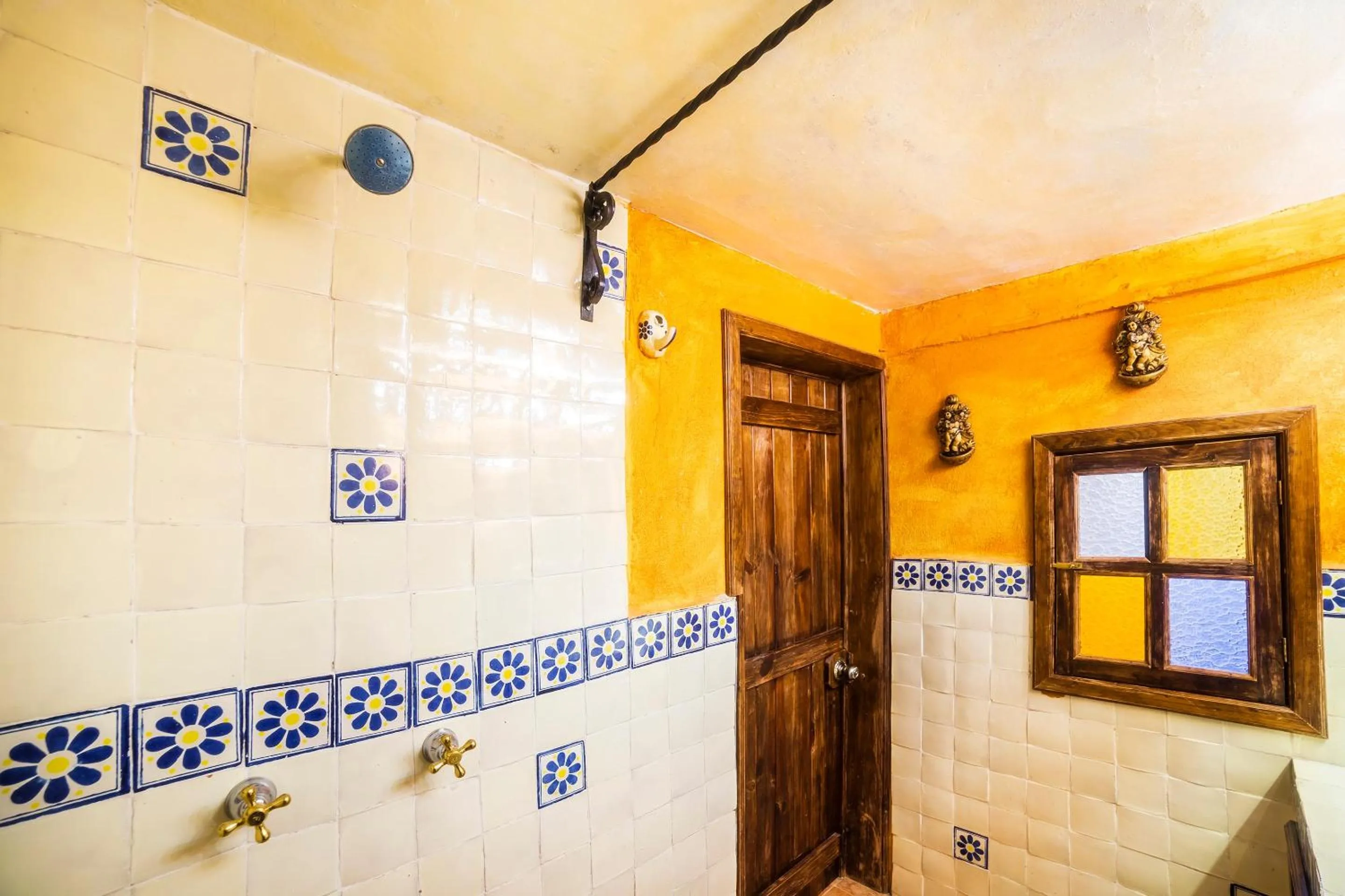 Bathroom in OYO Hotel El Mineral, Tlalpujahua