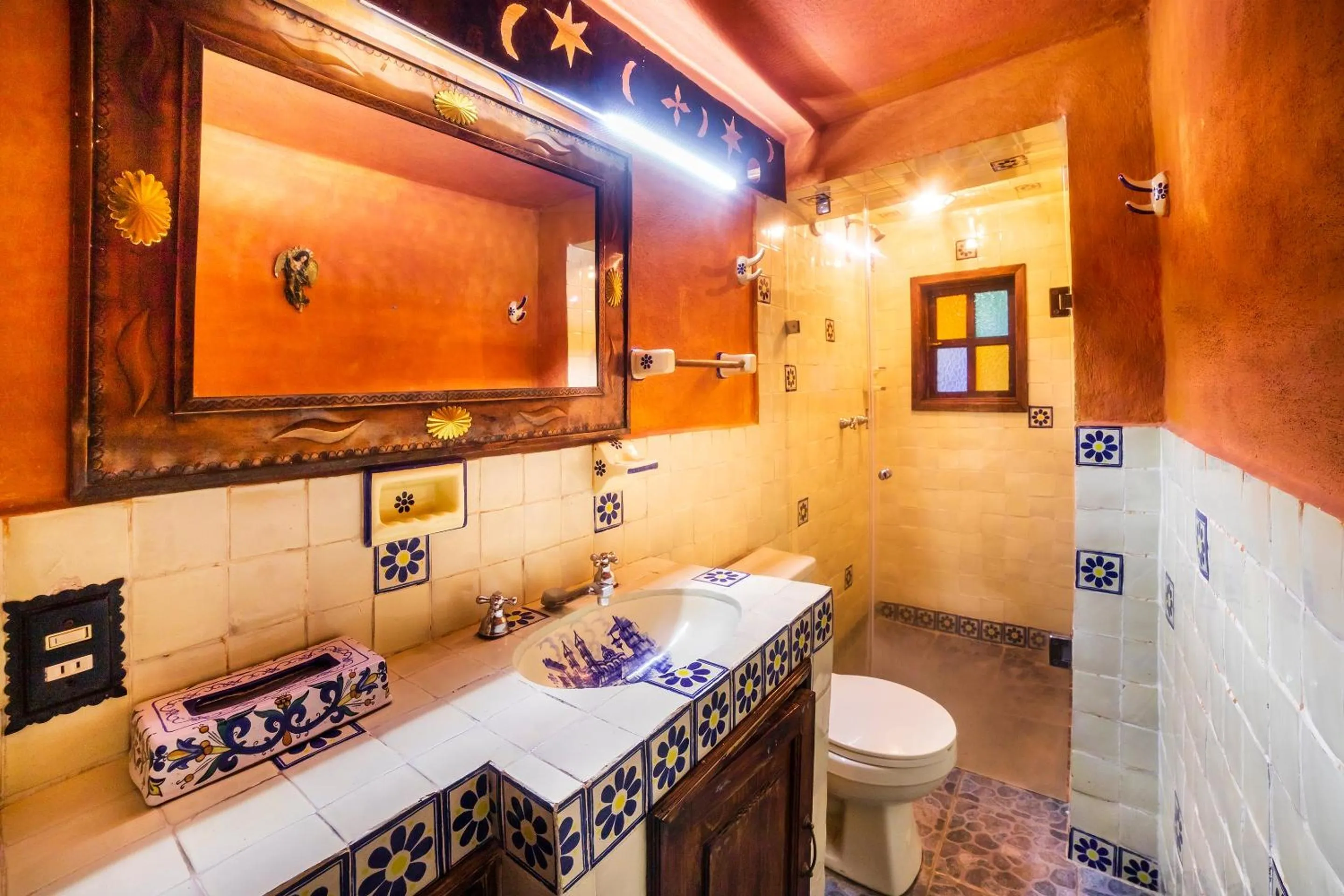 Bathroom in OYO Hotel El Mineral, Tlalpujahua