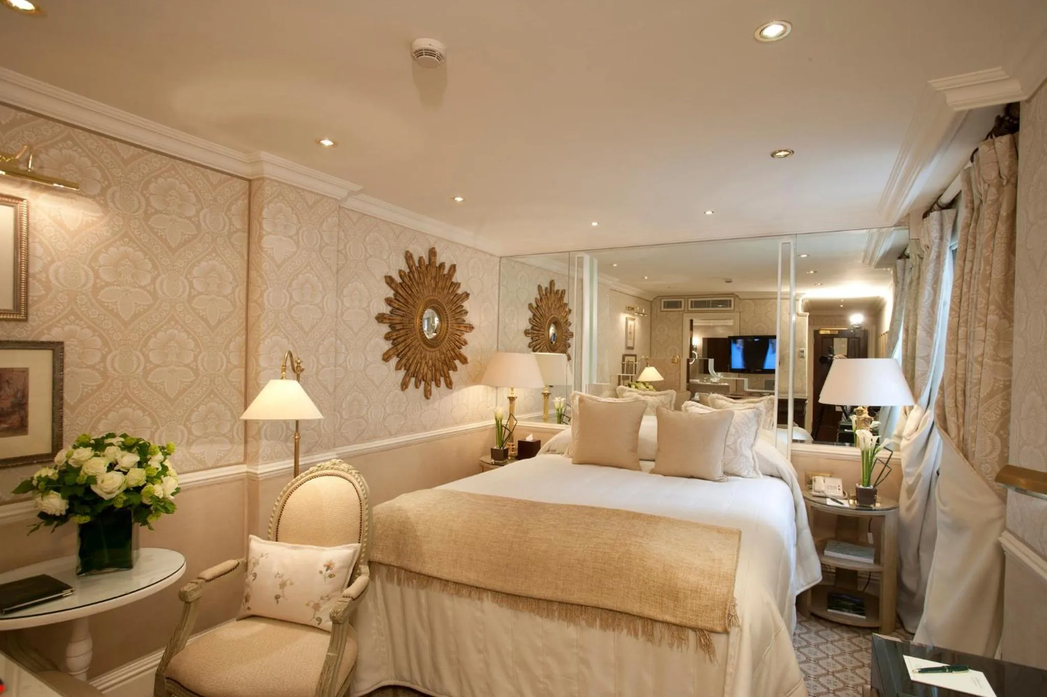 Bedroom, Bed in Milestone Hotel Kensington