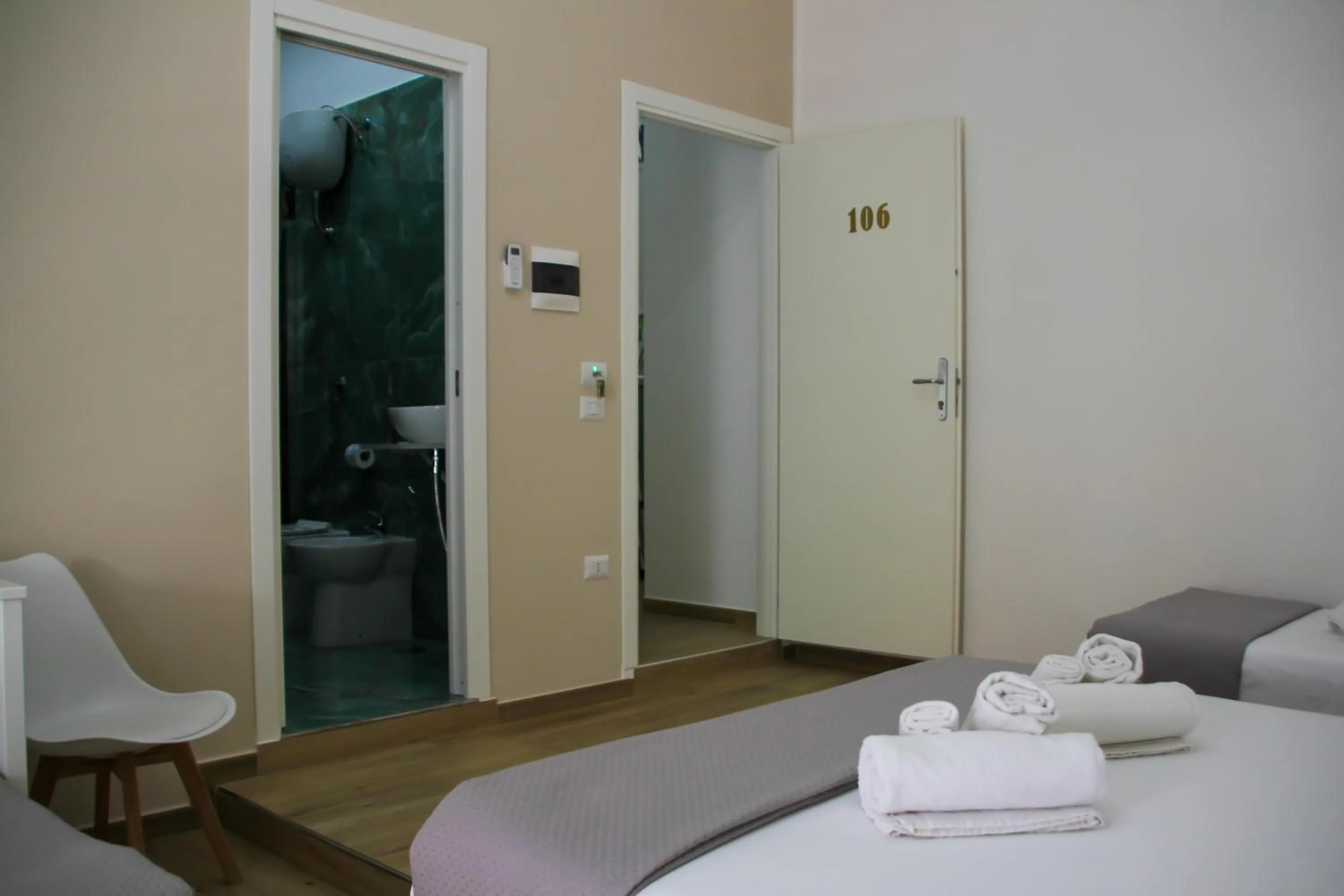 Photo of the whole room, Bed in VPM ROOMS central train station