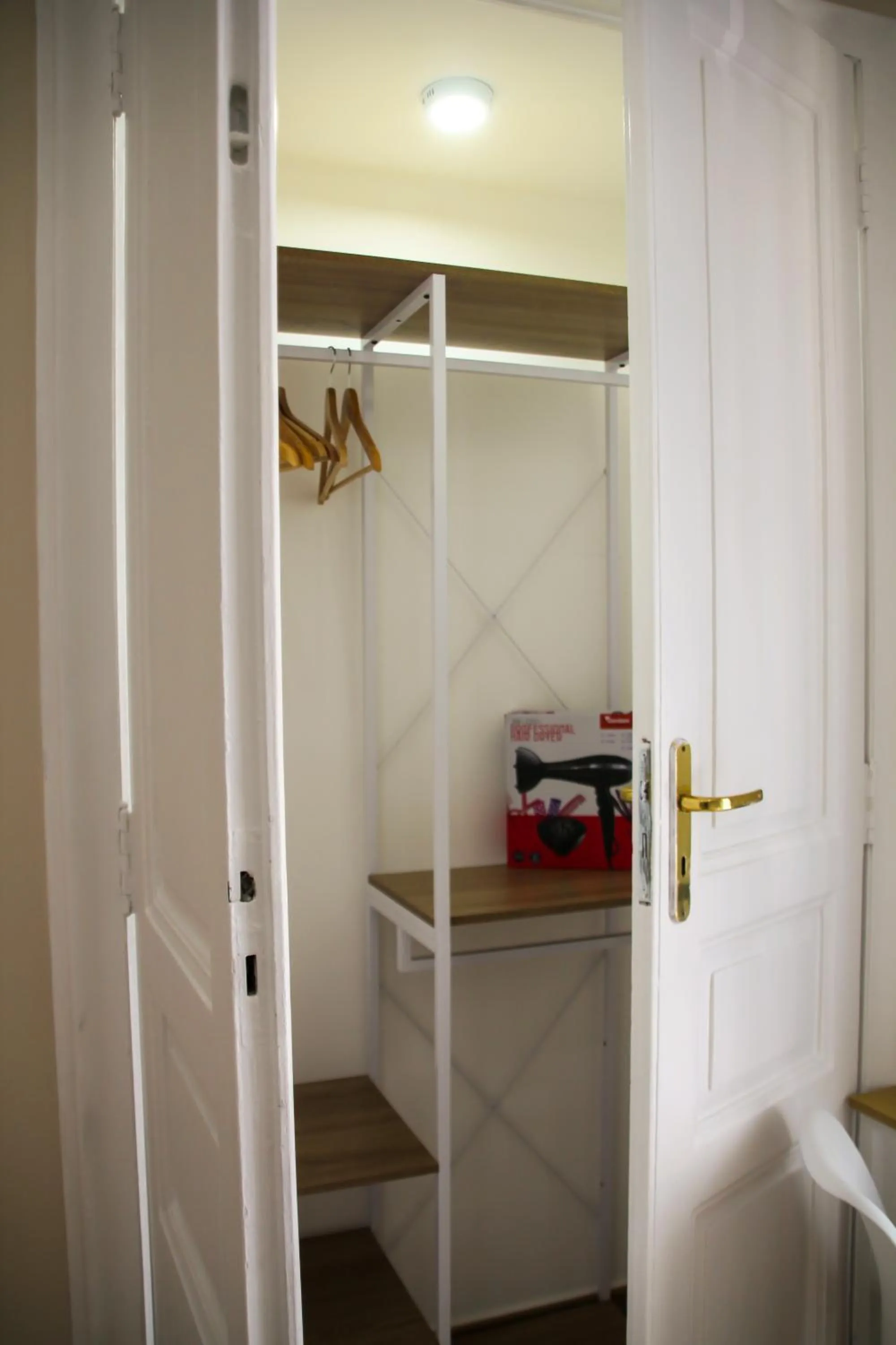 hair dryier in VPM ROOMS central train station