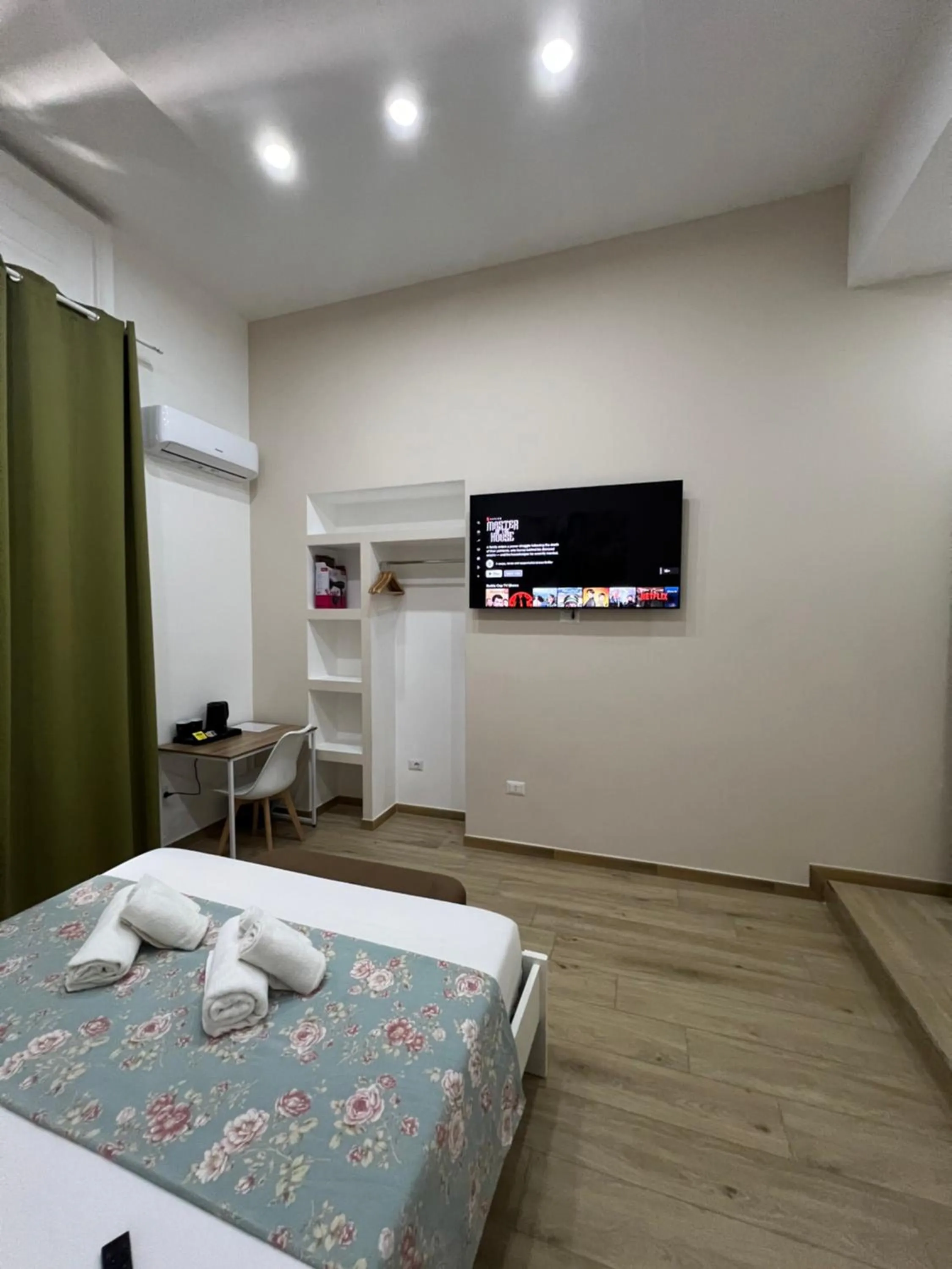 Bedroom, Bed in VPM ROOMS central train station