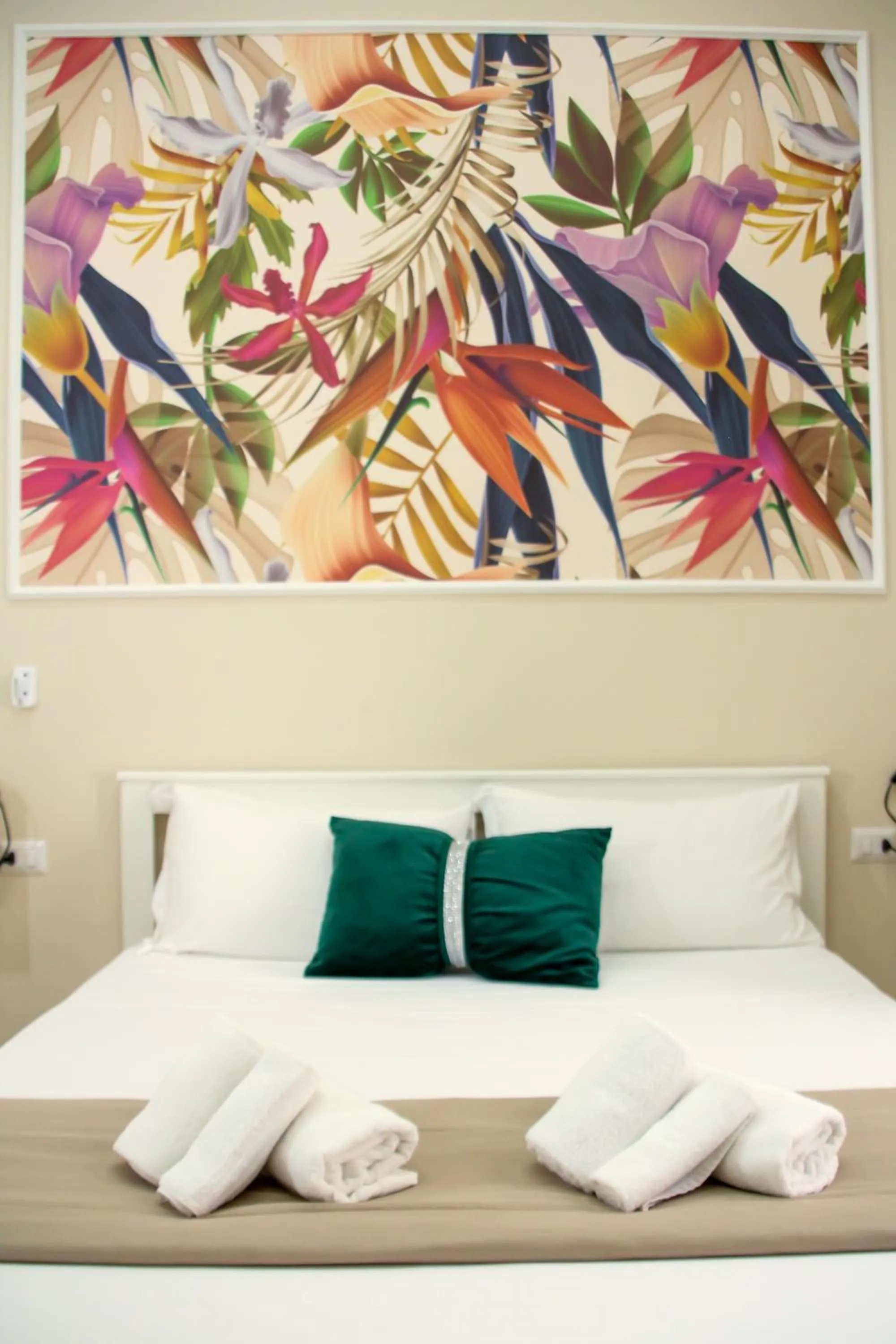 Photo of the whole room, Bed in VPM ROOMS central train station