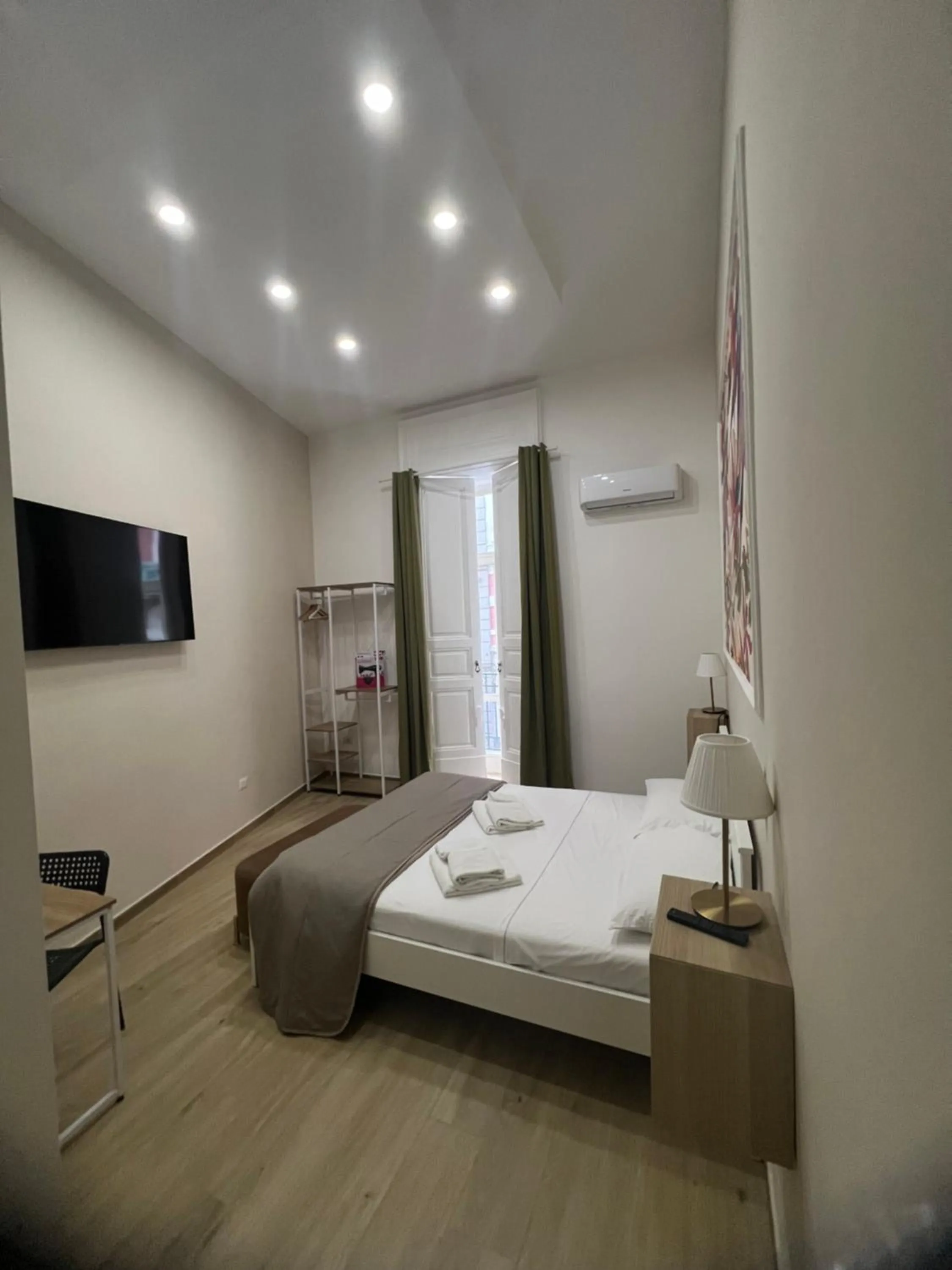 Bedroom, Bed in VPM ROOMS central train station