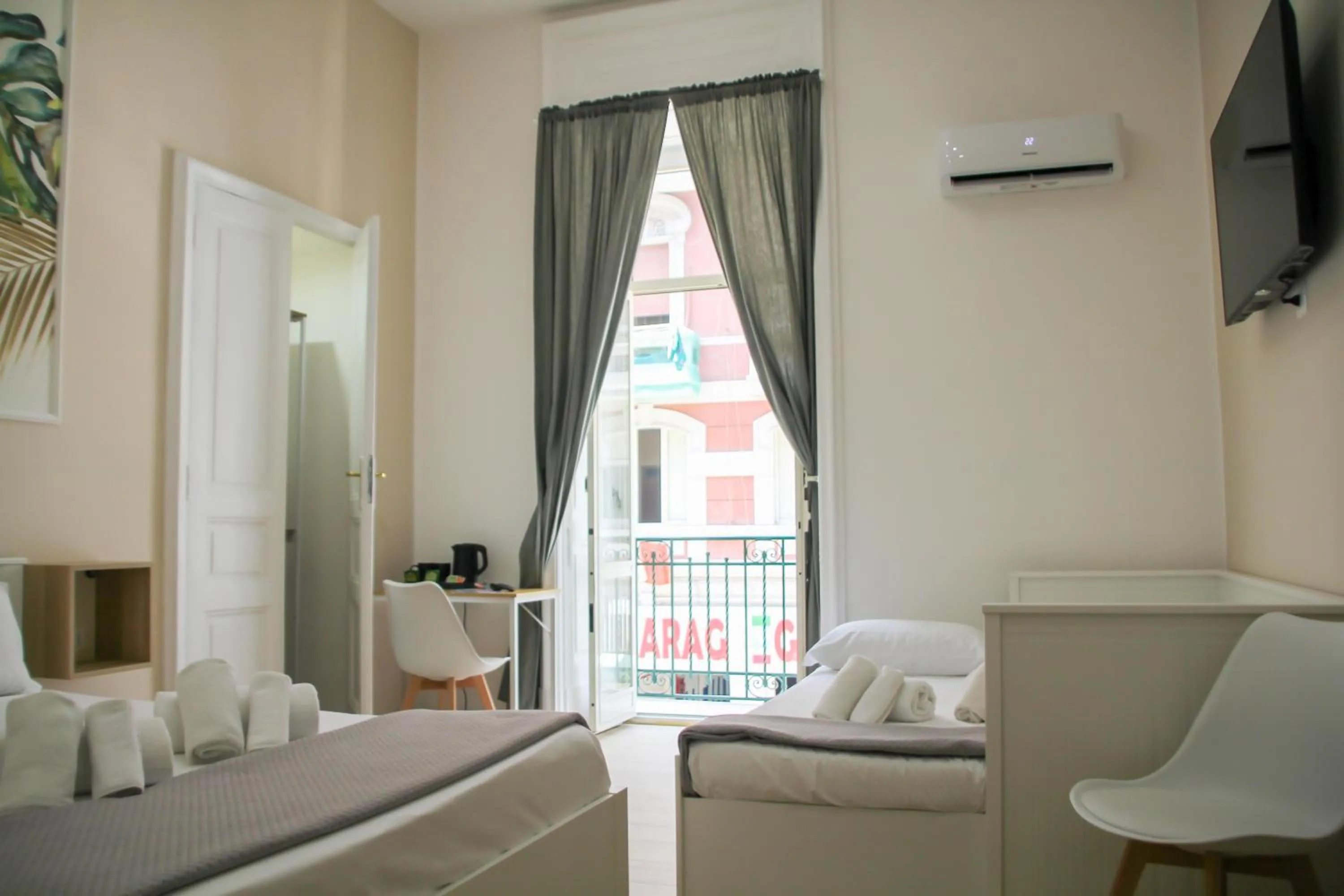 Photo of the whole room, Bed in VPM ROOMS central train station