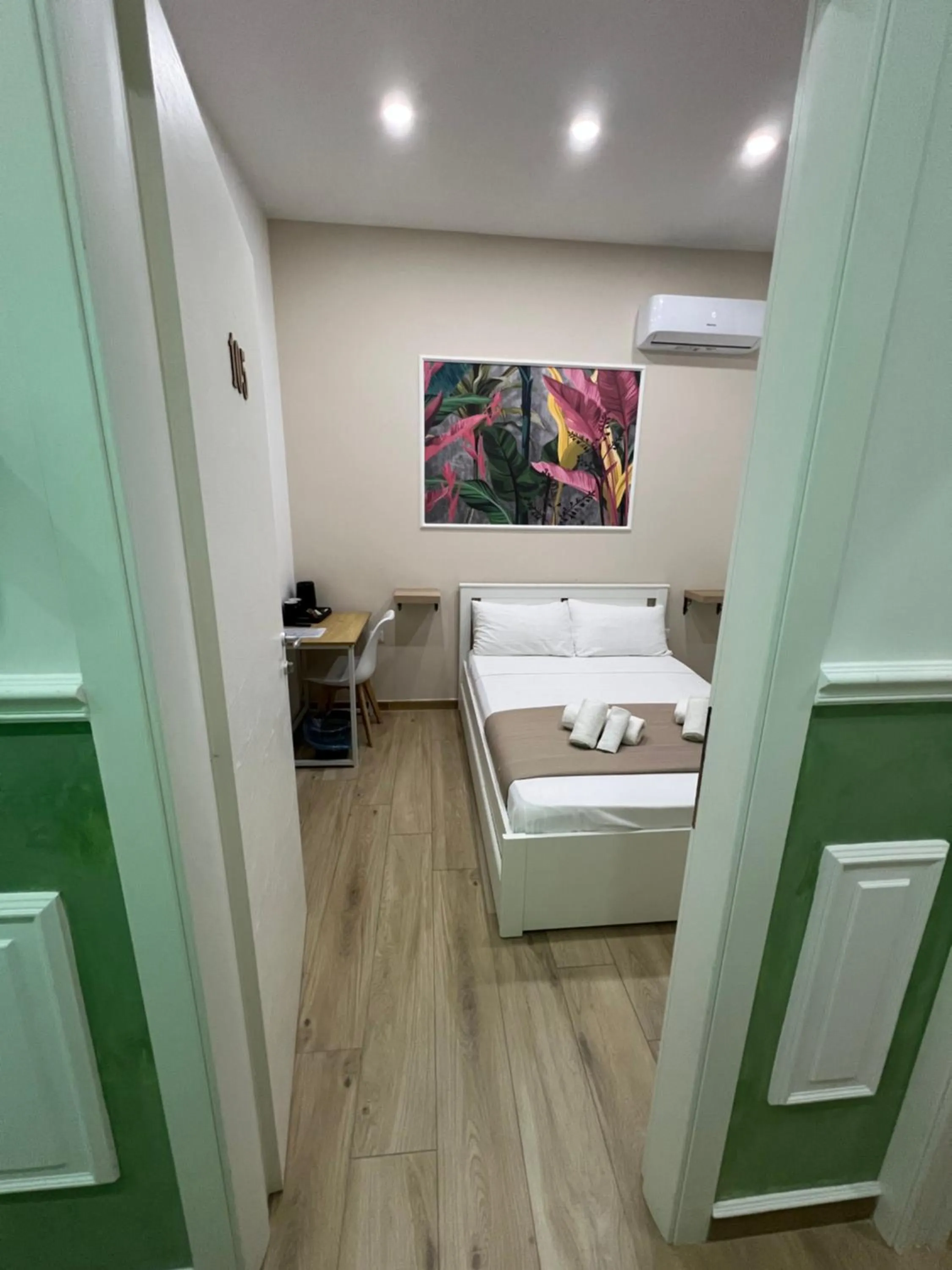 Bedroom, Bed in VPM ROOMS central train station