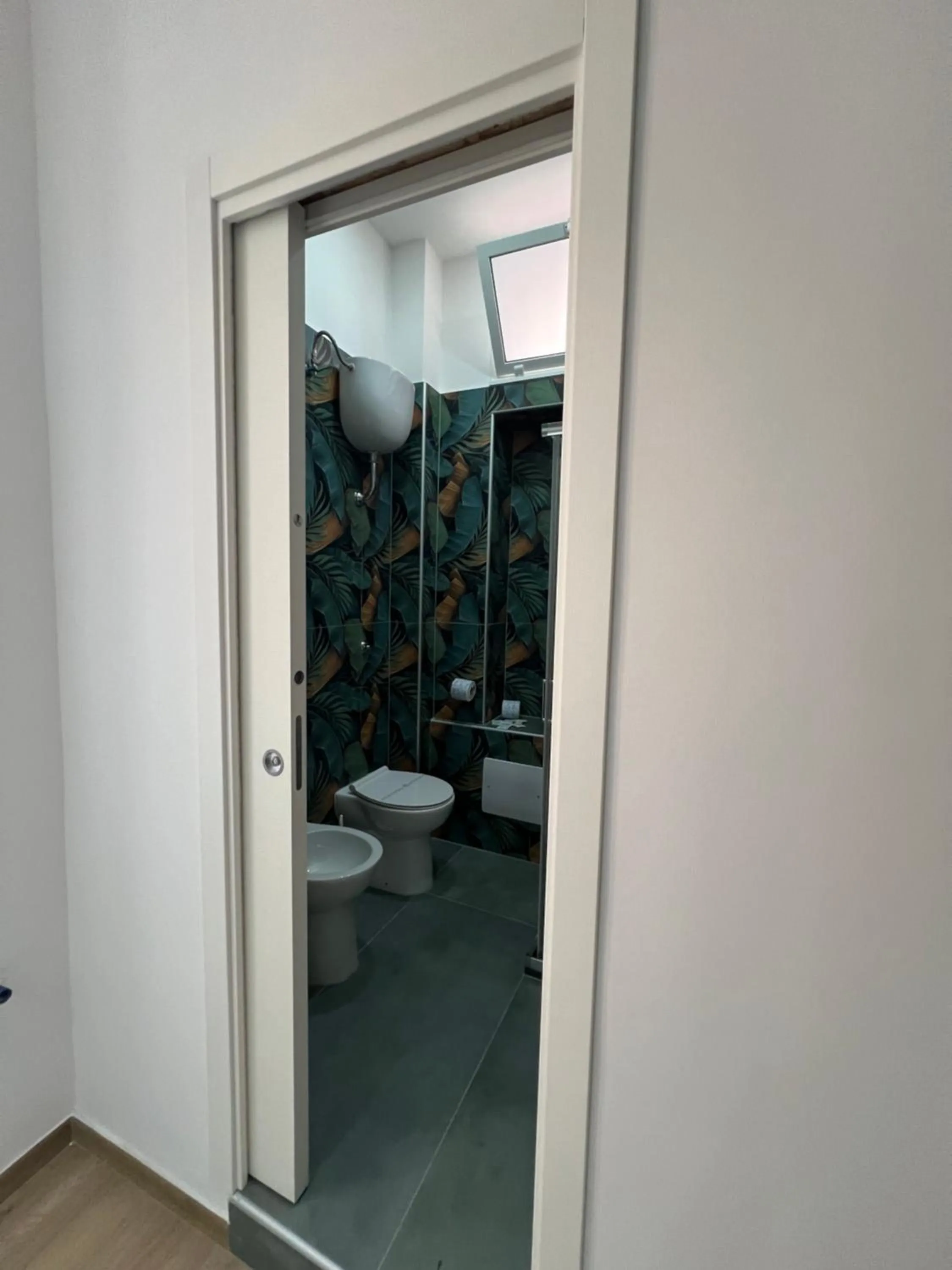 Bathroom in VPM ROOMS central train station