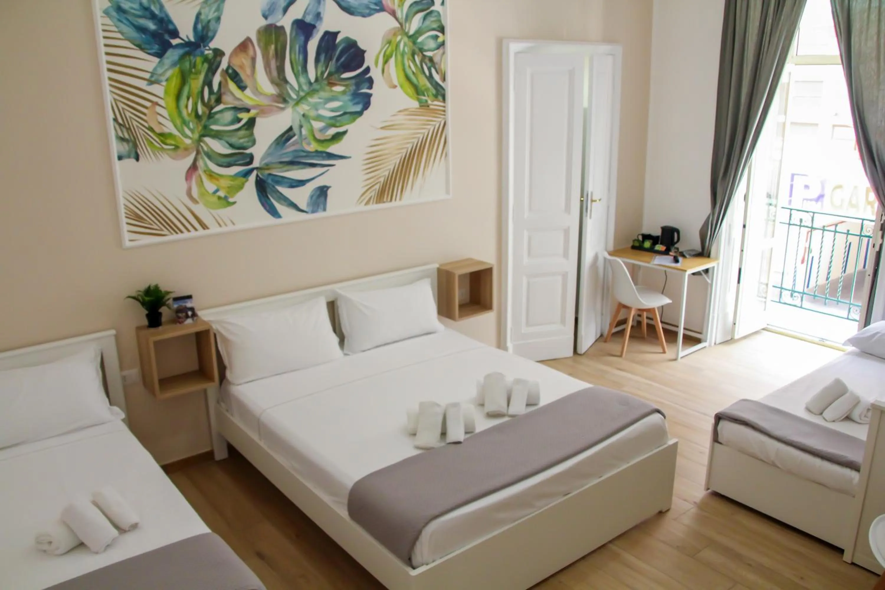 Photo of the whole room, Bed in VPM ROOMS central train station