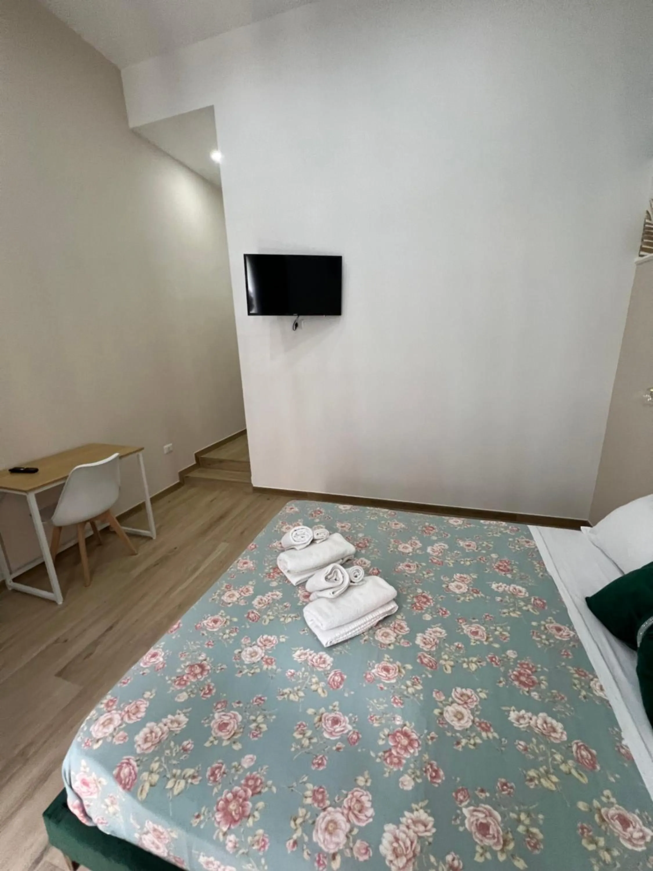 Bedroom, Bed in VPM ROOMS central train station