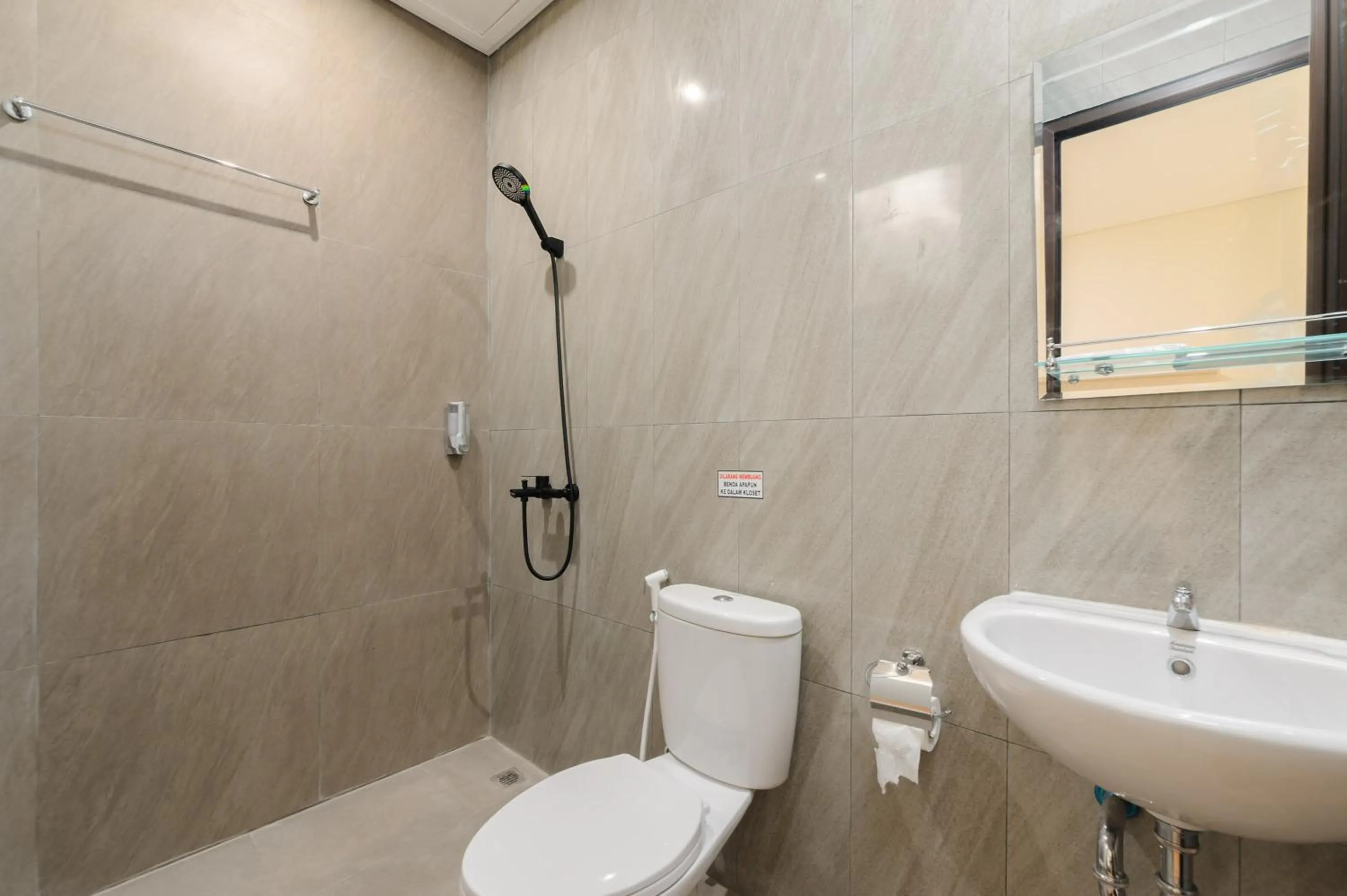 Bathroom in Sans Hotel Tajur Bogor