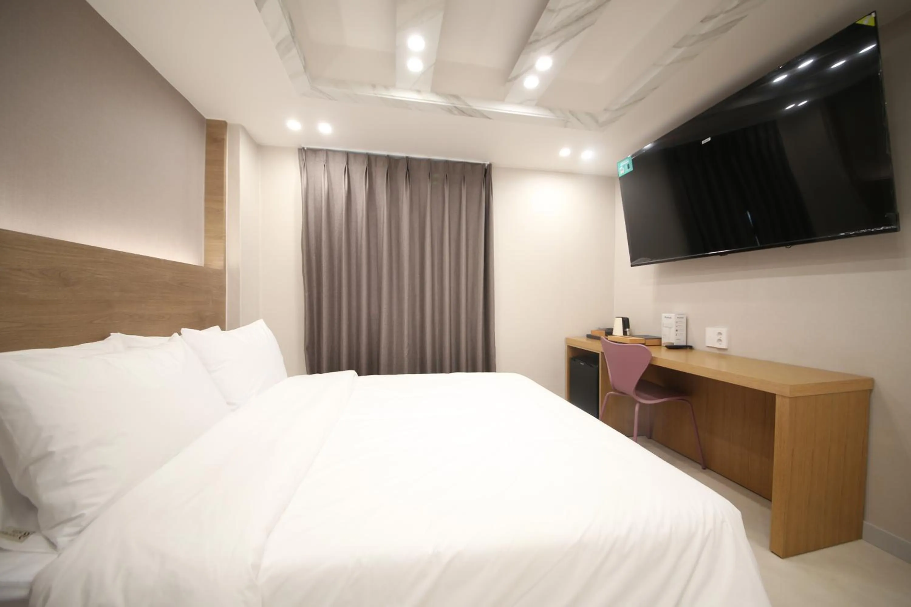 Bed in Calm Rest Hotel Masan