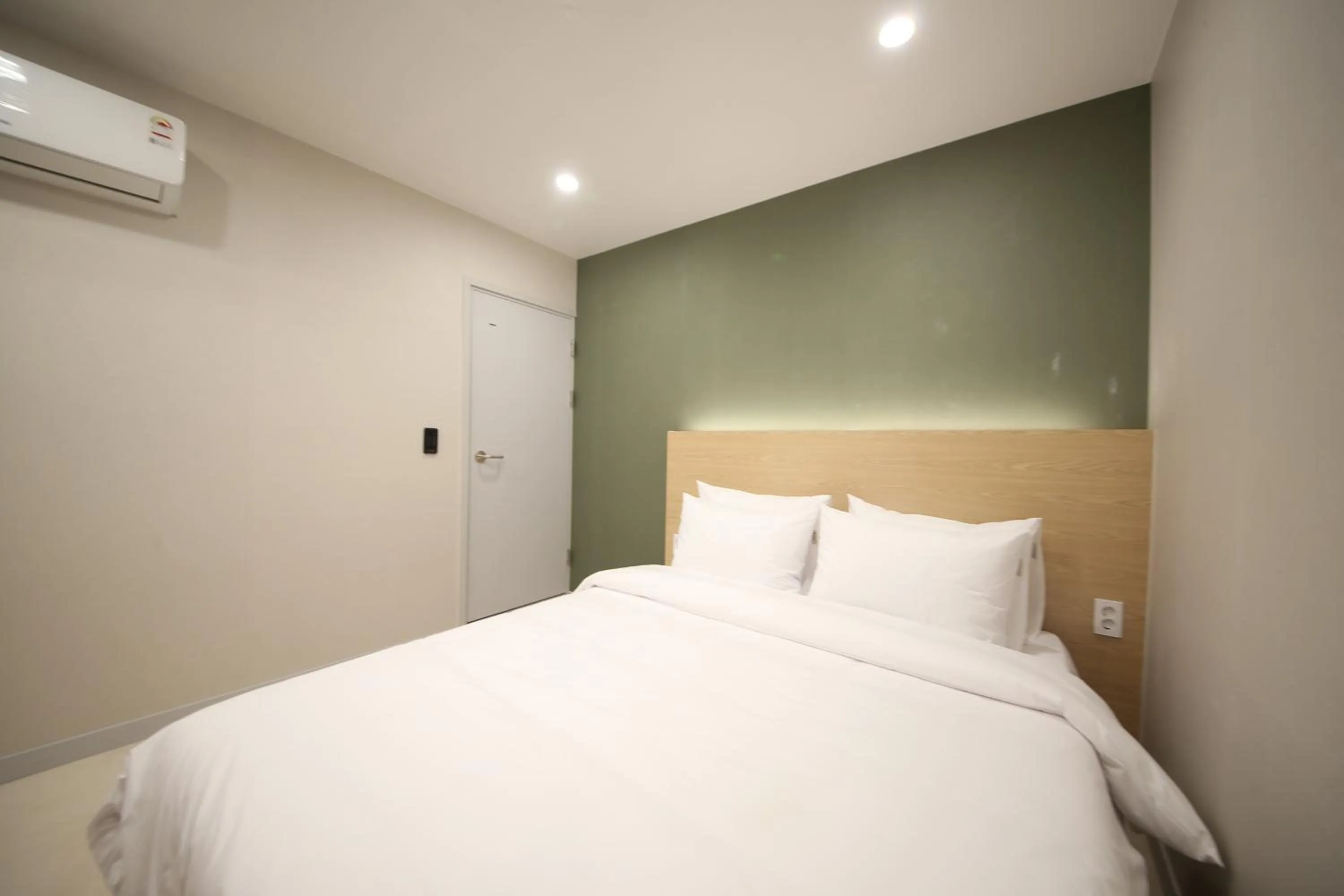 Bed in Calm Rest Hotel Masan