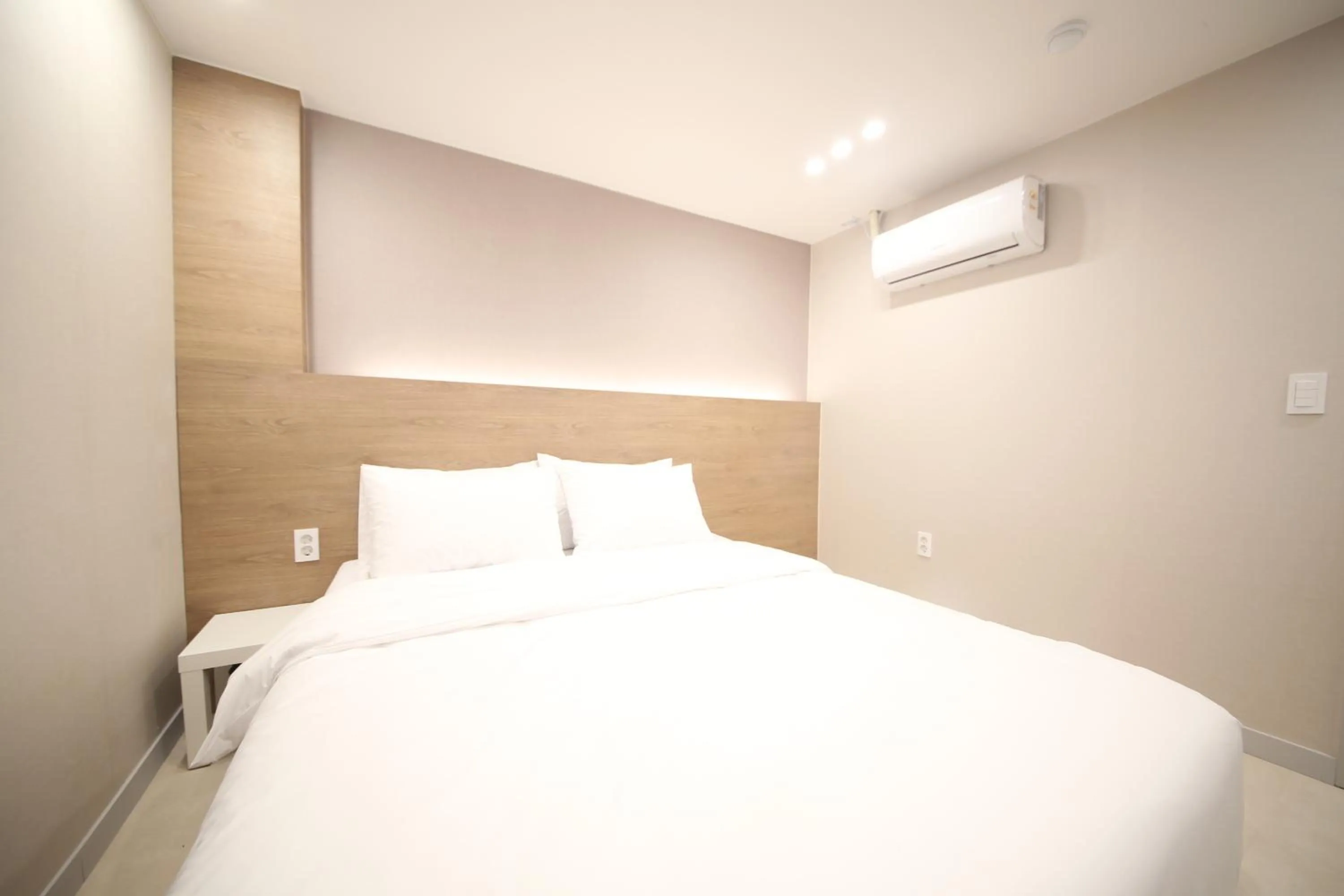 Bed in Calm Rest Hotel Masan