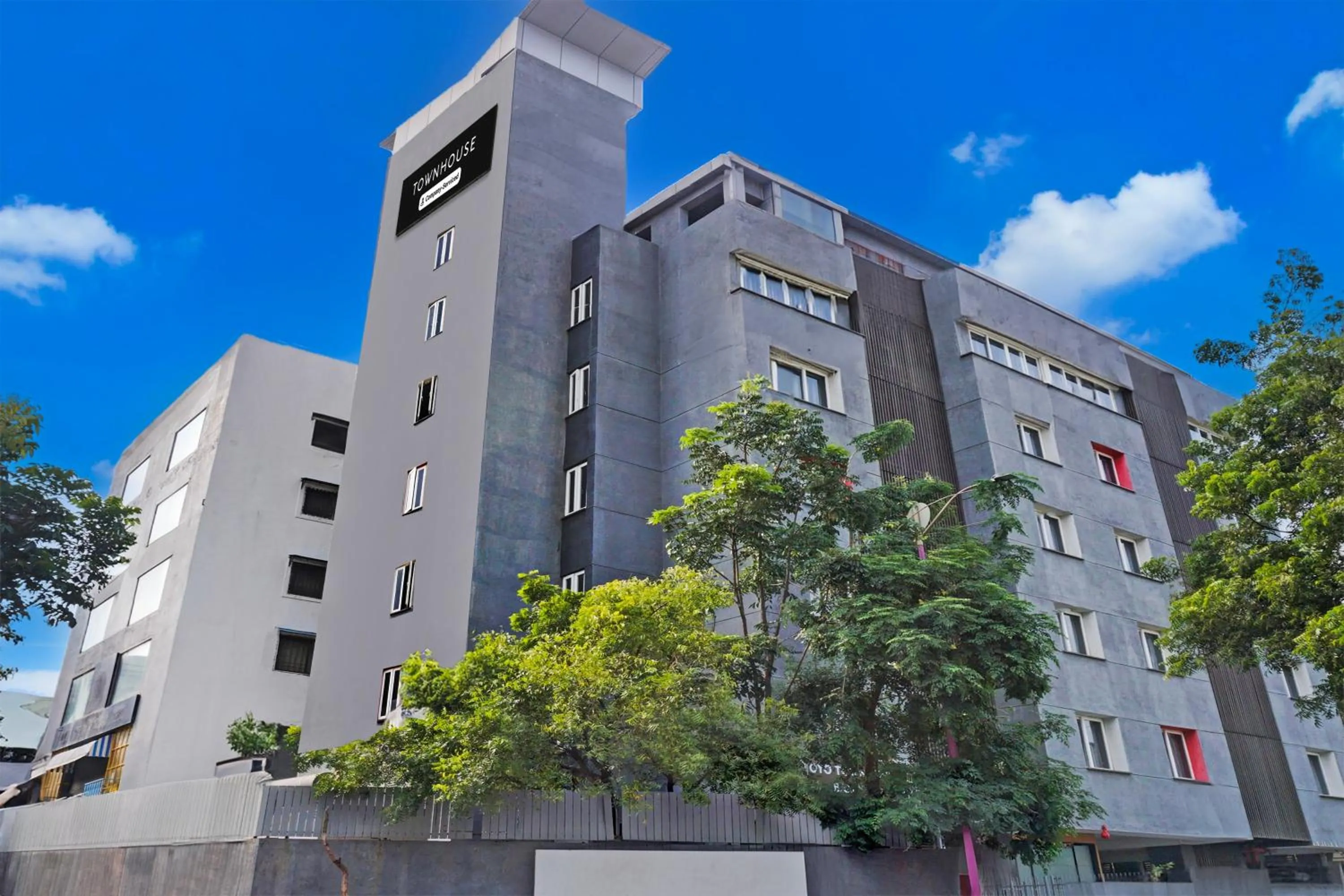 Facade/entrance in Super Townhouse Balewadi