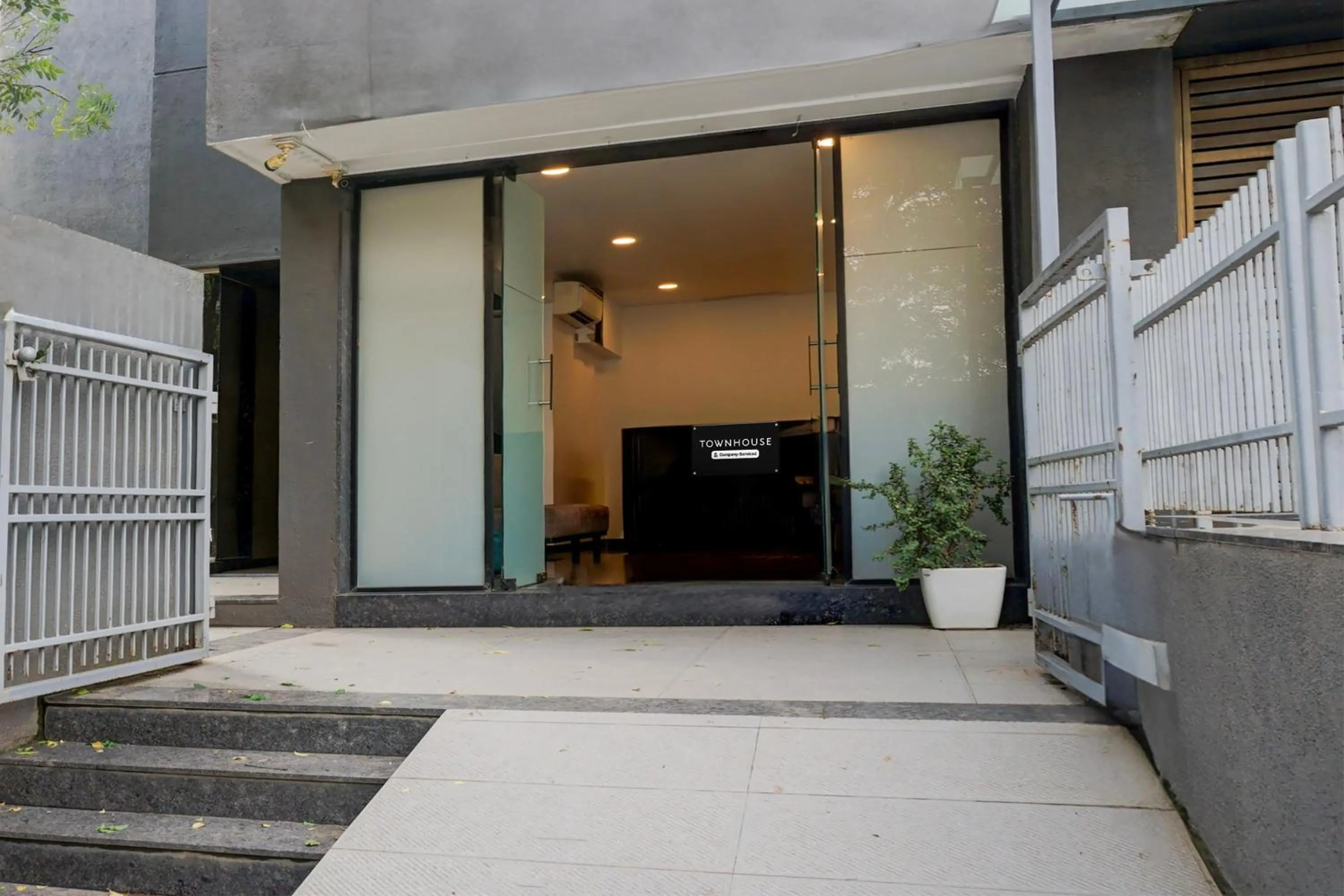 Facade/entrance in Super Townhouse Balewadi