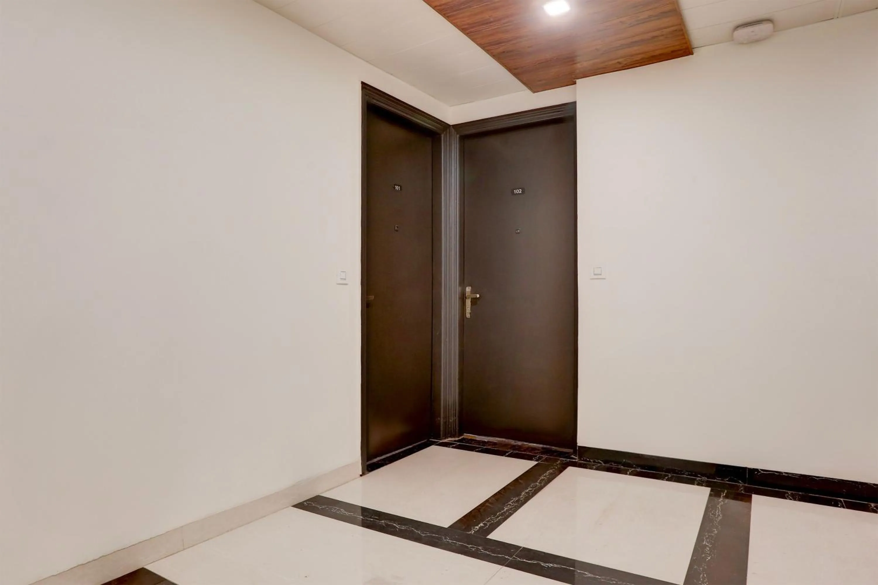 Lobby or reception in Super Townhouse Rohini Sector 18 Formerly Relic Stay