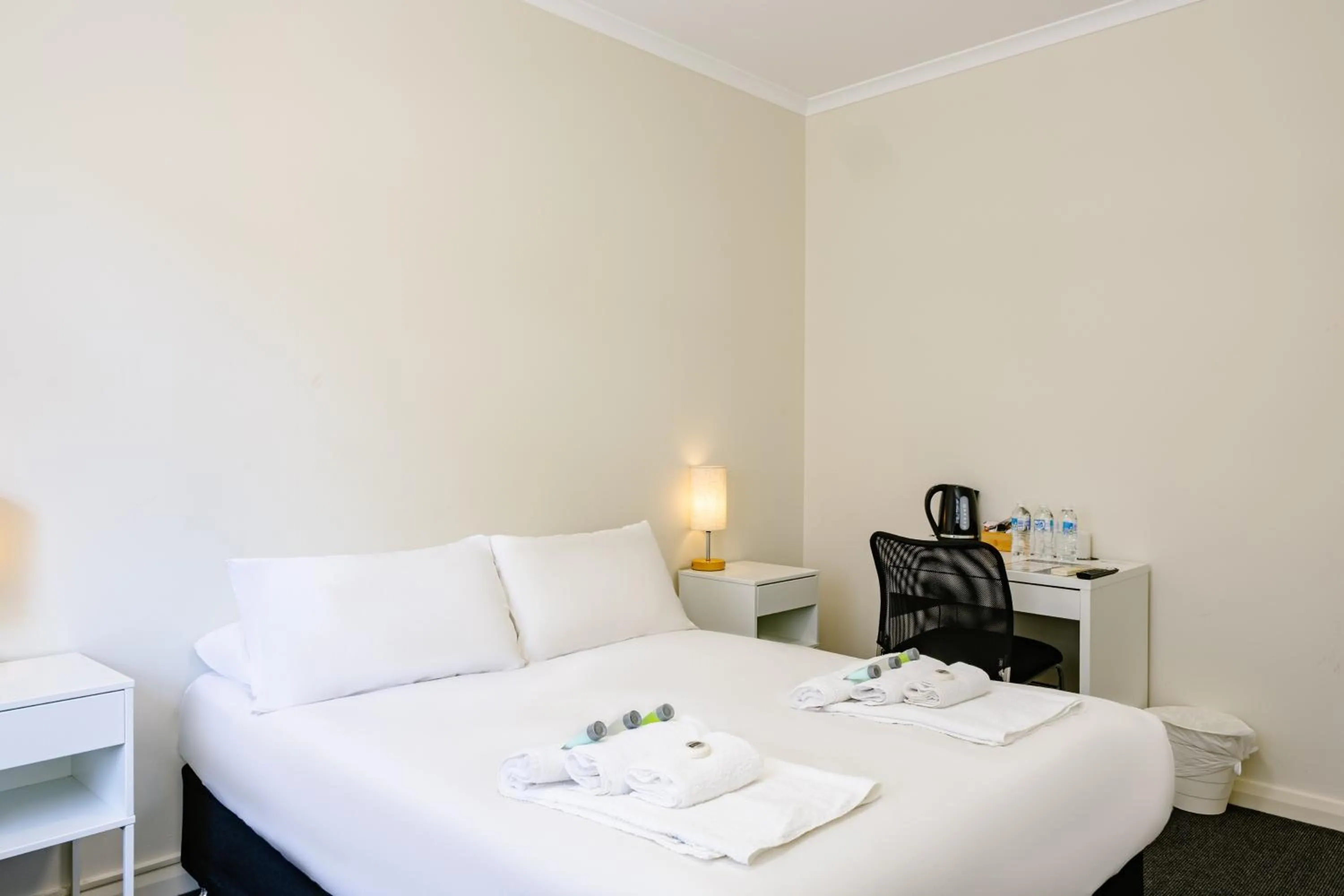 Bedroom, Bed in Bar Broadway