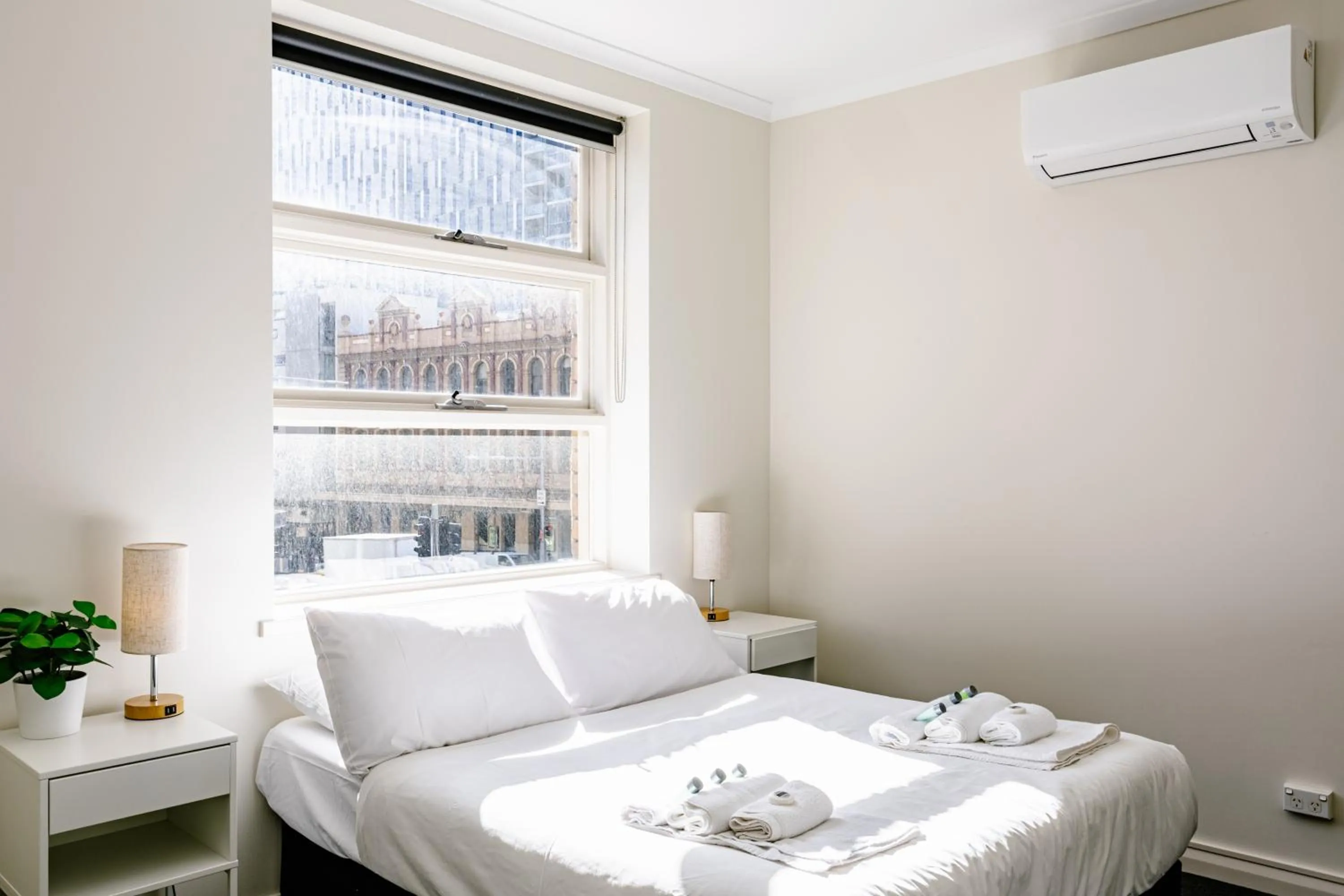 Bedroom, Bed in Bar Broadway