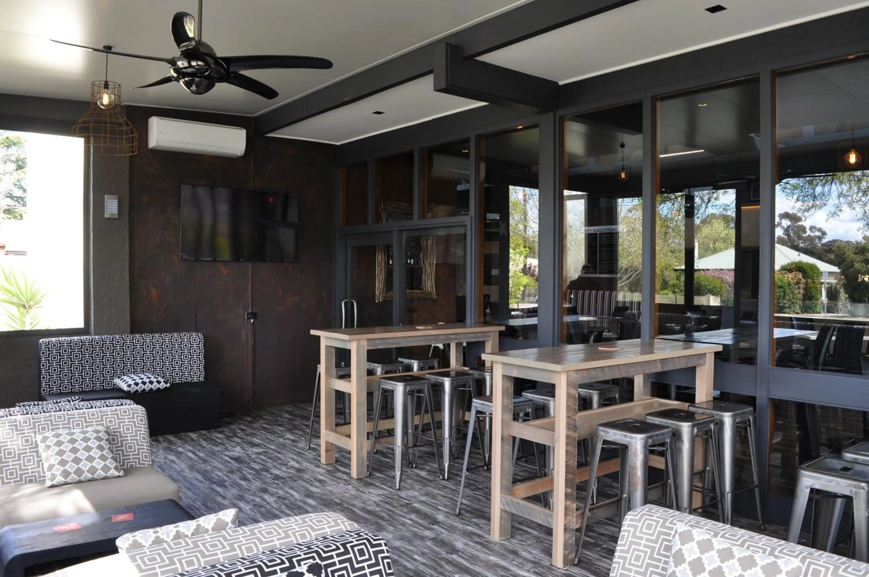 Restaurant/places to eat in Brougham Arms Hotel