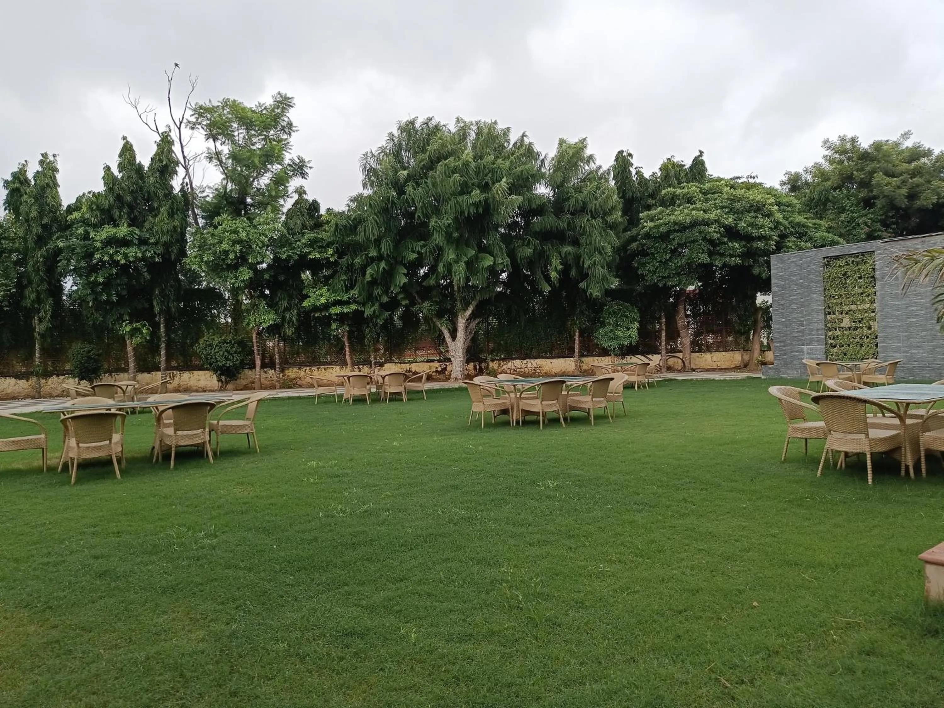 Restaurant/places to eat in Sagar Resort