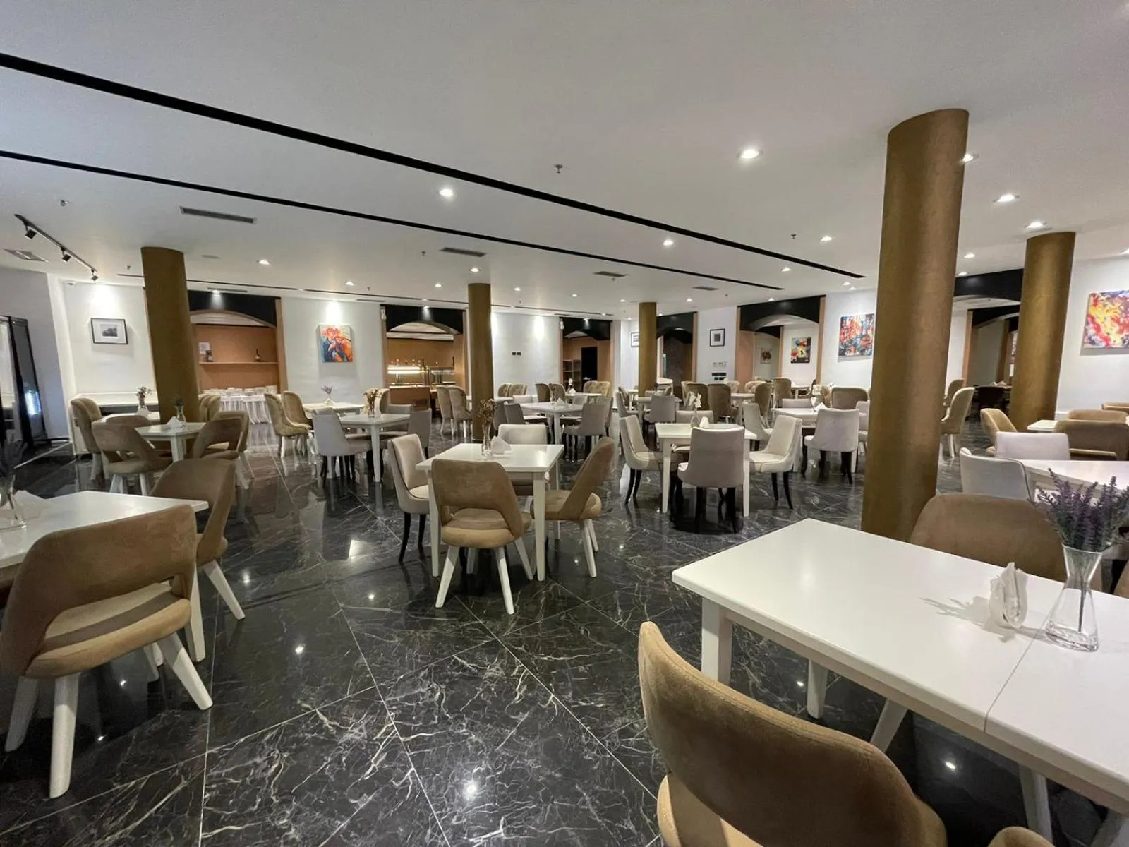 Restaurant/places to eat in AMH Hotel Durres
