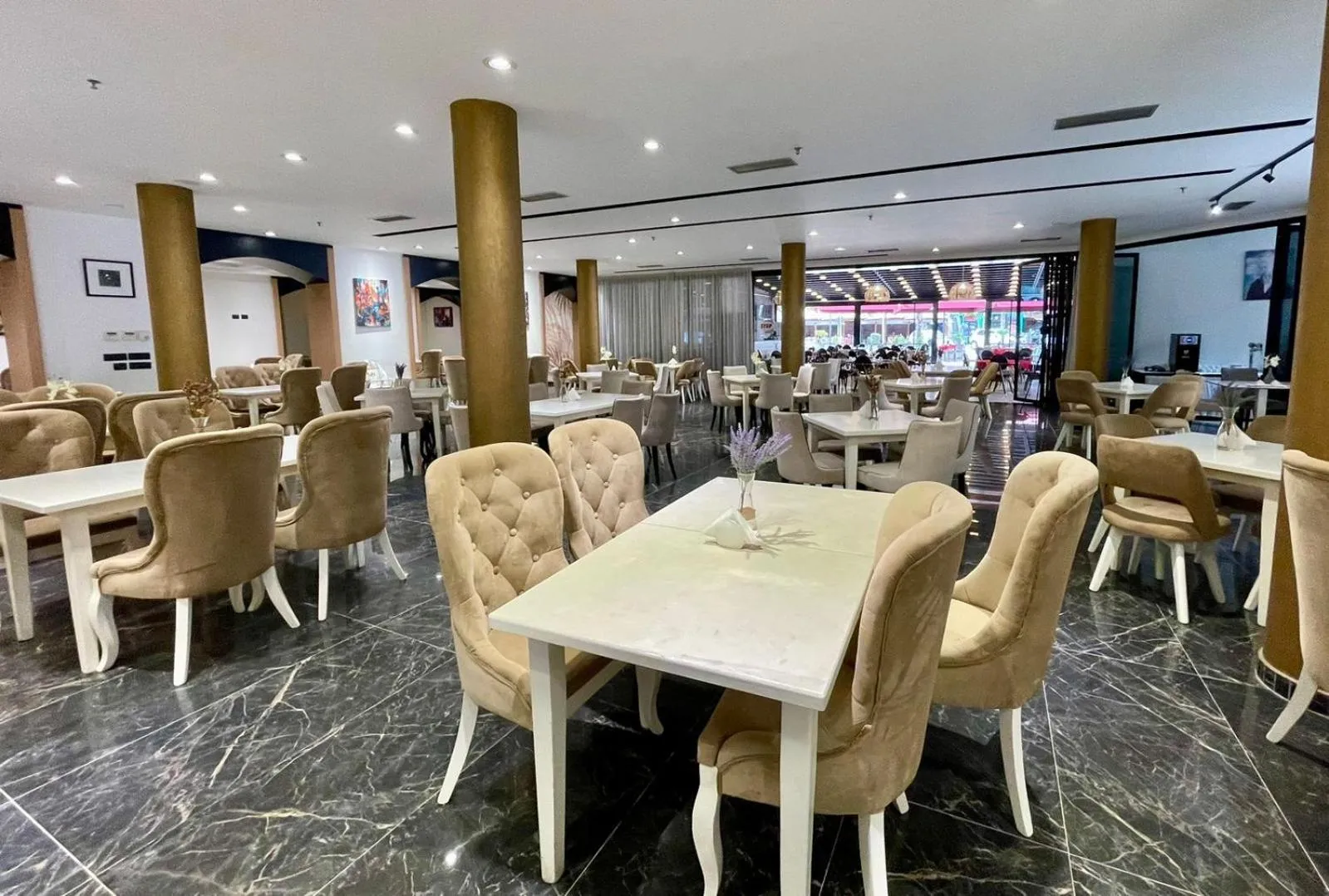 Restaurant/places to eat in AMH Hotel Durres